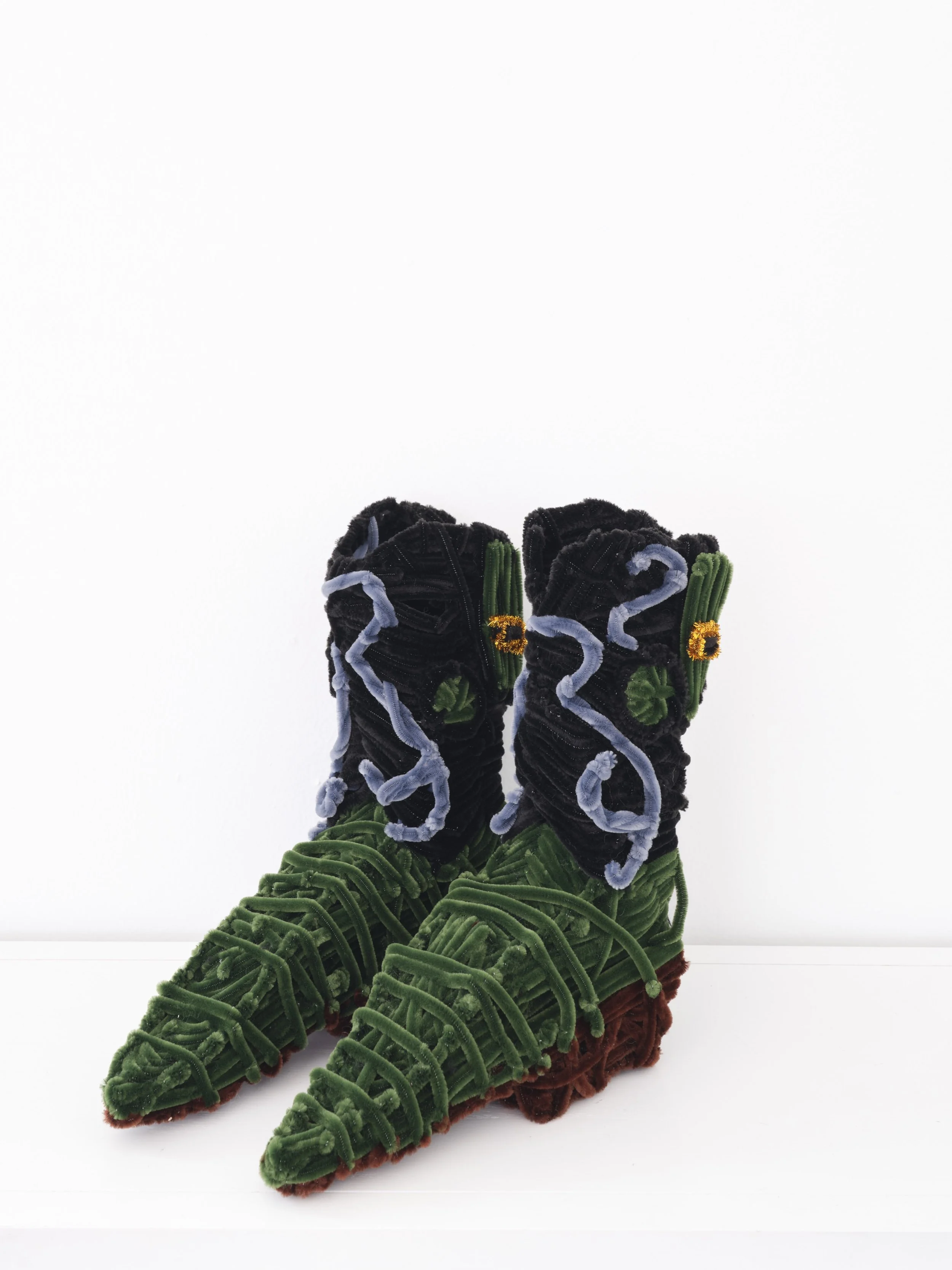 Montrel Beverly
Untitled, 2025
Pipe cleaners
11 x 4 1/2 x 11 in
27.9 x 11.4 x 27.9 cm
(MBE25.001)