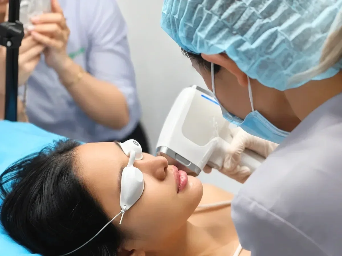 Khách hàng thực hiện liệu trình laser chăm sóc da chuyên nghiệp tại Hugo Beauty ở Hô Chí Minh