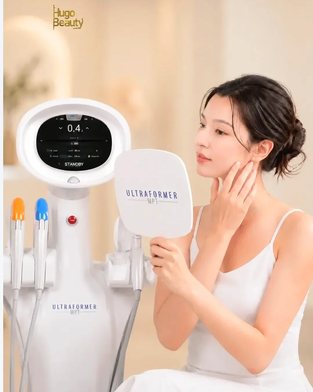 Khách hàng kiểm tra làn da bên cạnh công nghệ HIFU Ultraformer MPT tại Hugo Beauty TP.HCM