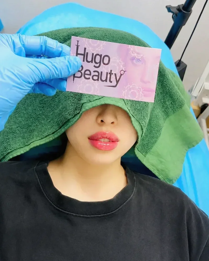 Lightly glossy lips with a clear border, in proportion with the face, after a visit to Hugo Beauty in Ho Chi Minh City