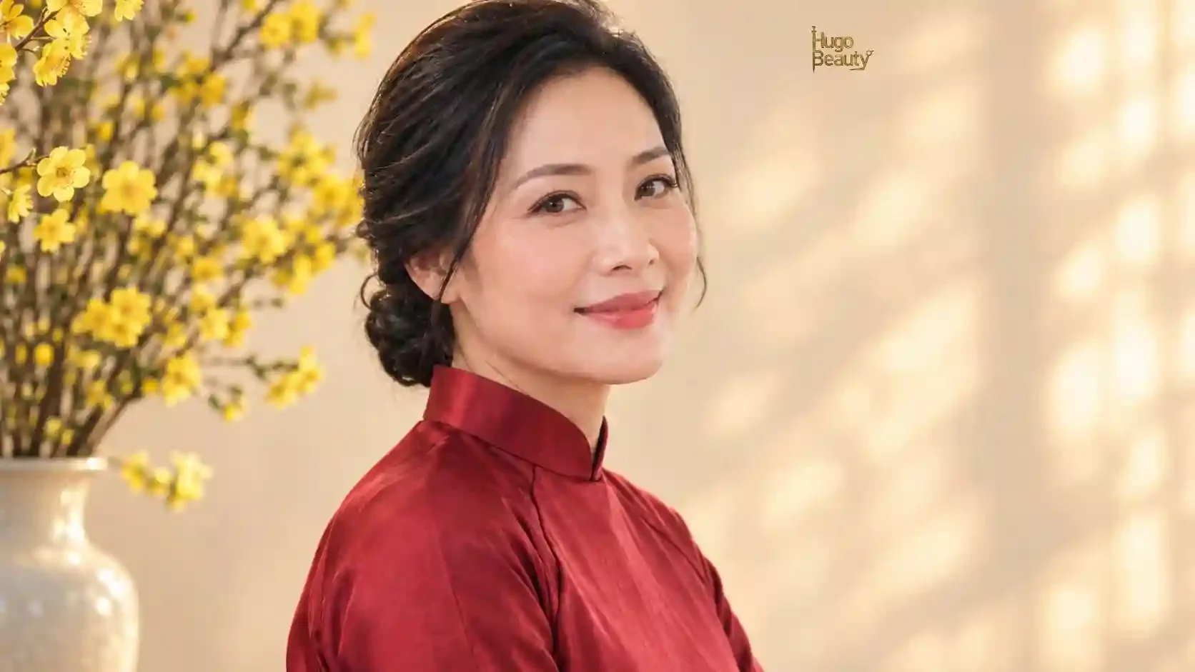 Phụ nữ mặc áo dài đỏ bên cành mai vàng, gương mặt rạng rỡ đón Tết sau khi làm HIFU đúng lịch