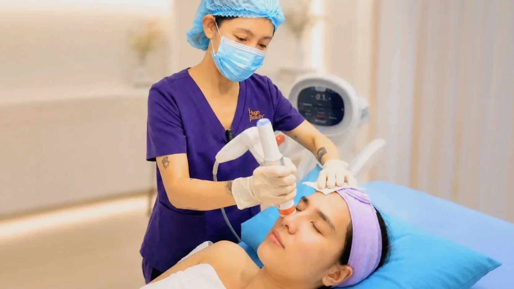 Khách hàng đang thực hiện HIFU Ultraformer MPT tại Hugo Beauty ở TP. Hồ Chí Minh.
