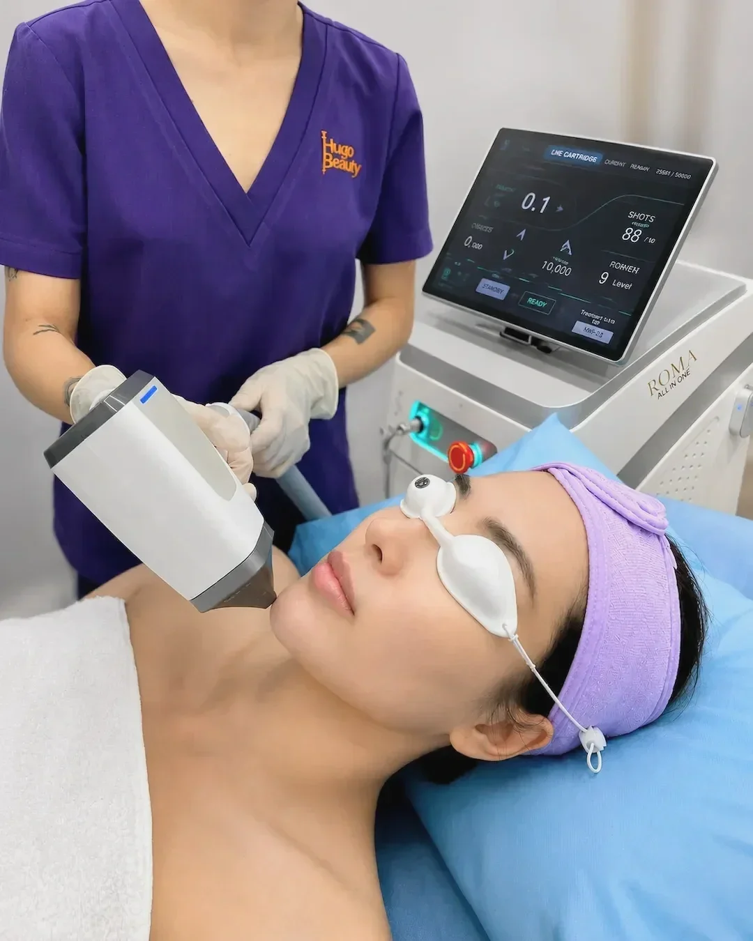 Chuyên viên Hugo Beauty triệt lông mặt bằng Diode Laser có đầu làm lạnh tại studio TP.HCM