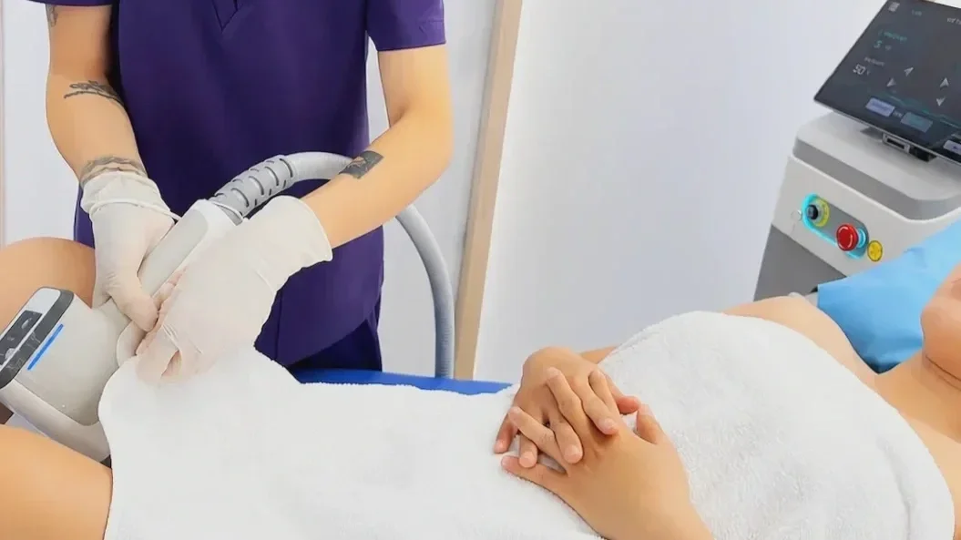 Chuyên viên nữ Hugo Beauty triệt lông bikini bằng laser diode trong phòng riêng tại TP.HCM