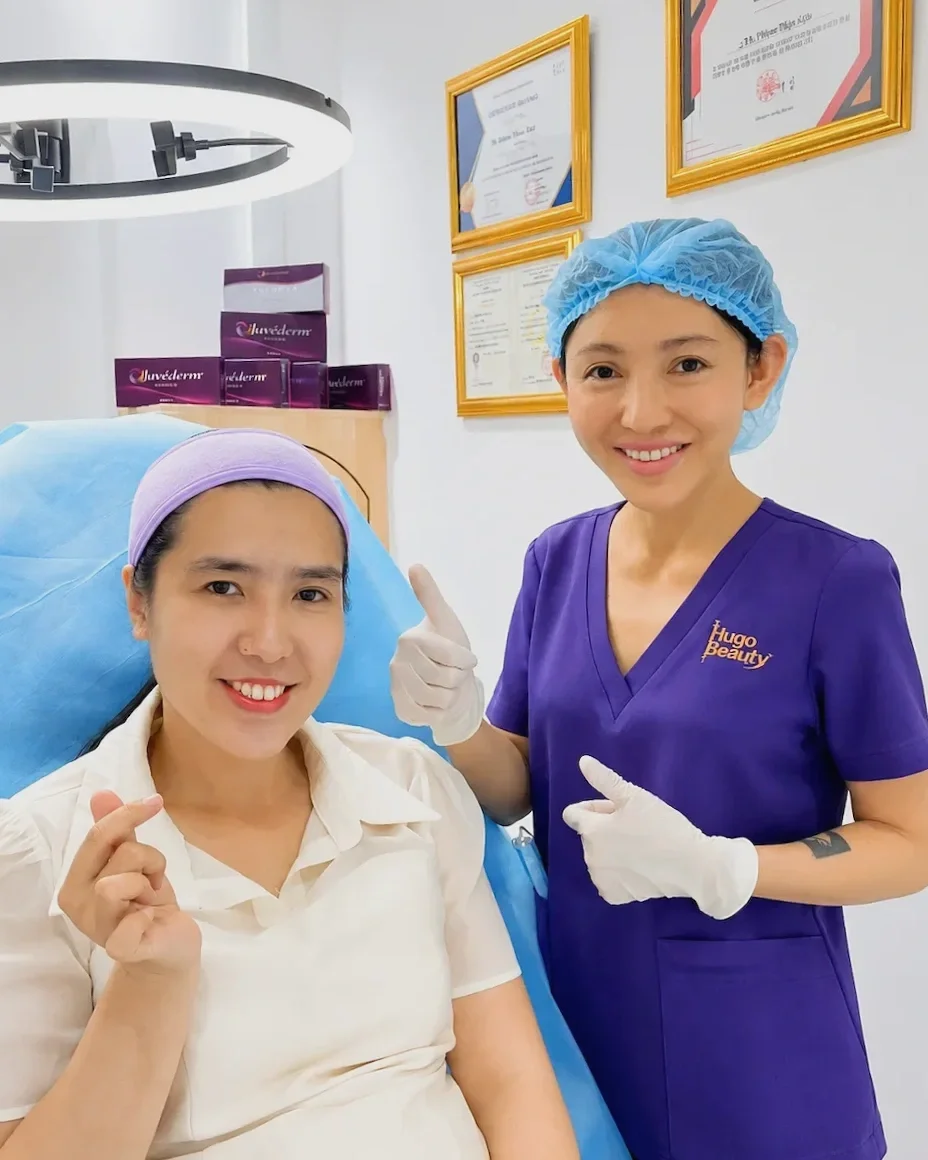 Khách hàng hài lòng sau trải nghiệm làm đẹp tại Hugo Beauty