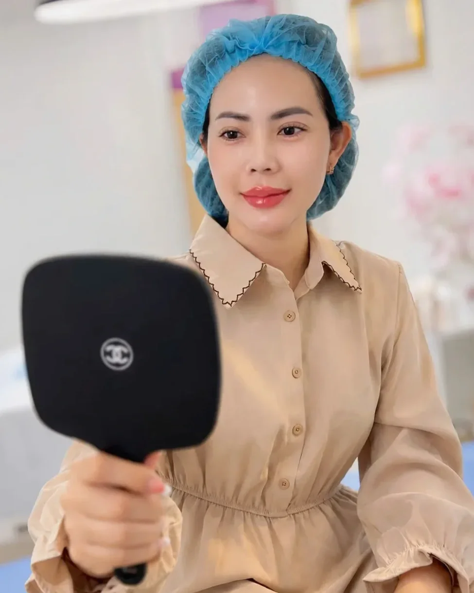 Hình  khách hàng hài lòng sau khi thực hiện HIFU Ultraformer MPT cho vùng mặt tại Hugo Beauty TP.HCM.