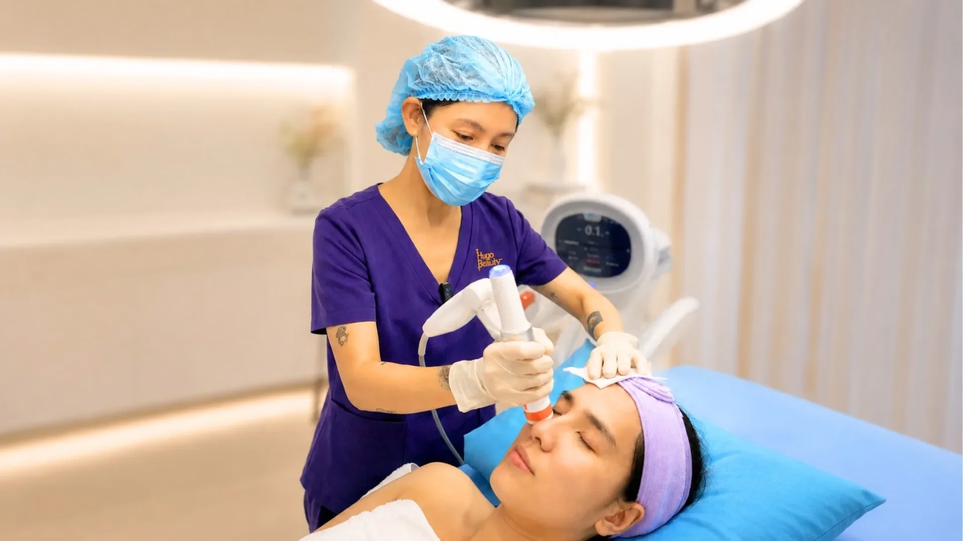 Thao tác đầu HIFU 1.5mm - 2.0mm làm săn chắc da và nâng cơ vùng trán tại Hugo Beauty Tp HCM