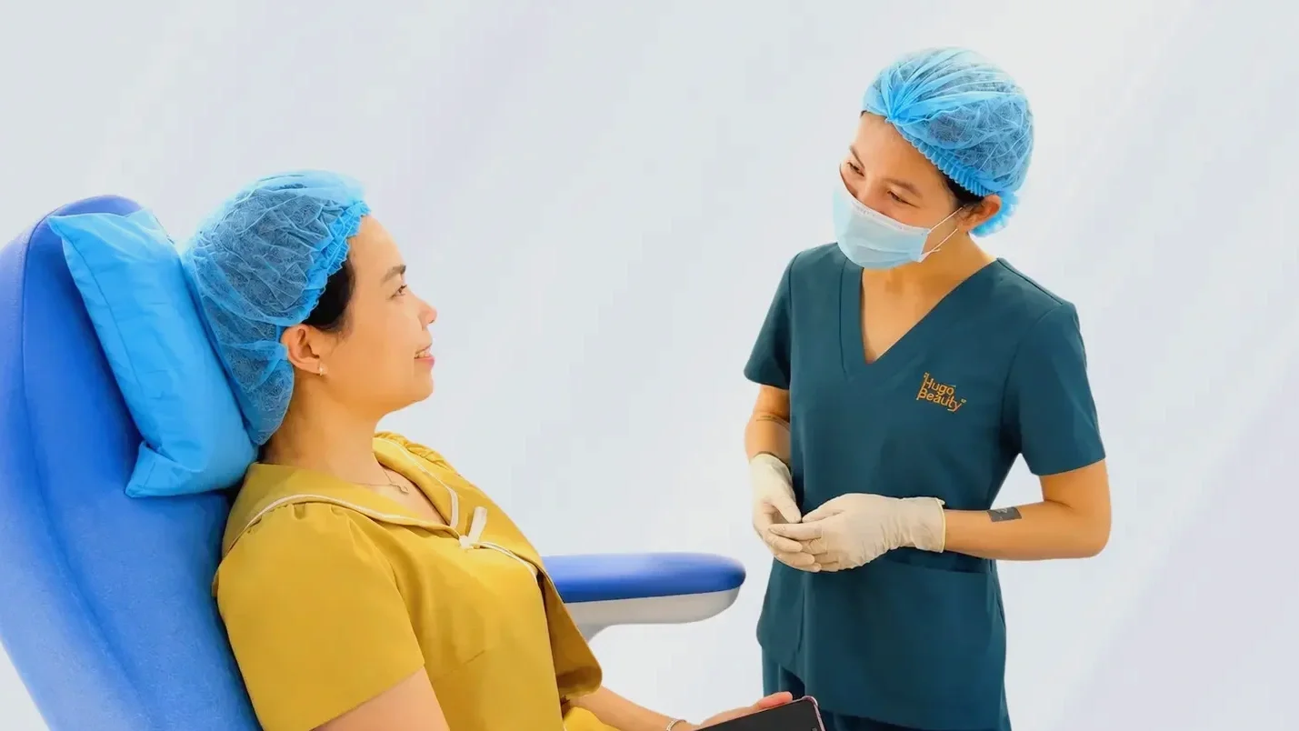 Face-to-face aftercare consultation between a Hugo Beauty specialist and a client in Ho Chi Minh City.