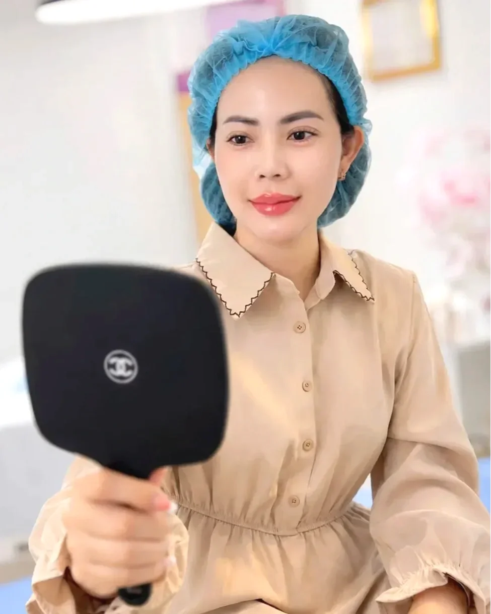 Glossy baby lips beauty client portrait at Hugo Beauty, Phú Nhuận, TP.HCM.