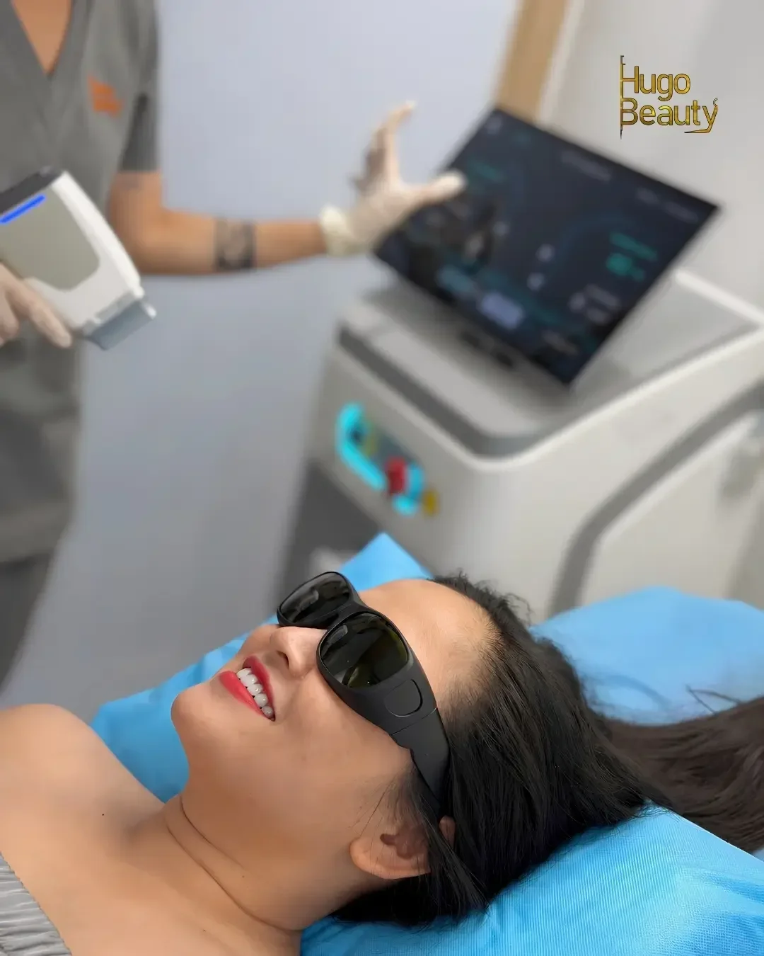 Chuyên viên Hugo Beauty kiểm tra mức năng lượng Diode Laser trước buổi triệt lông mặt tại TP.HCM