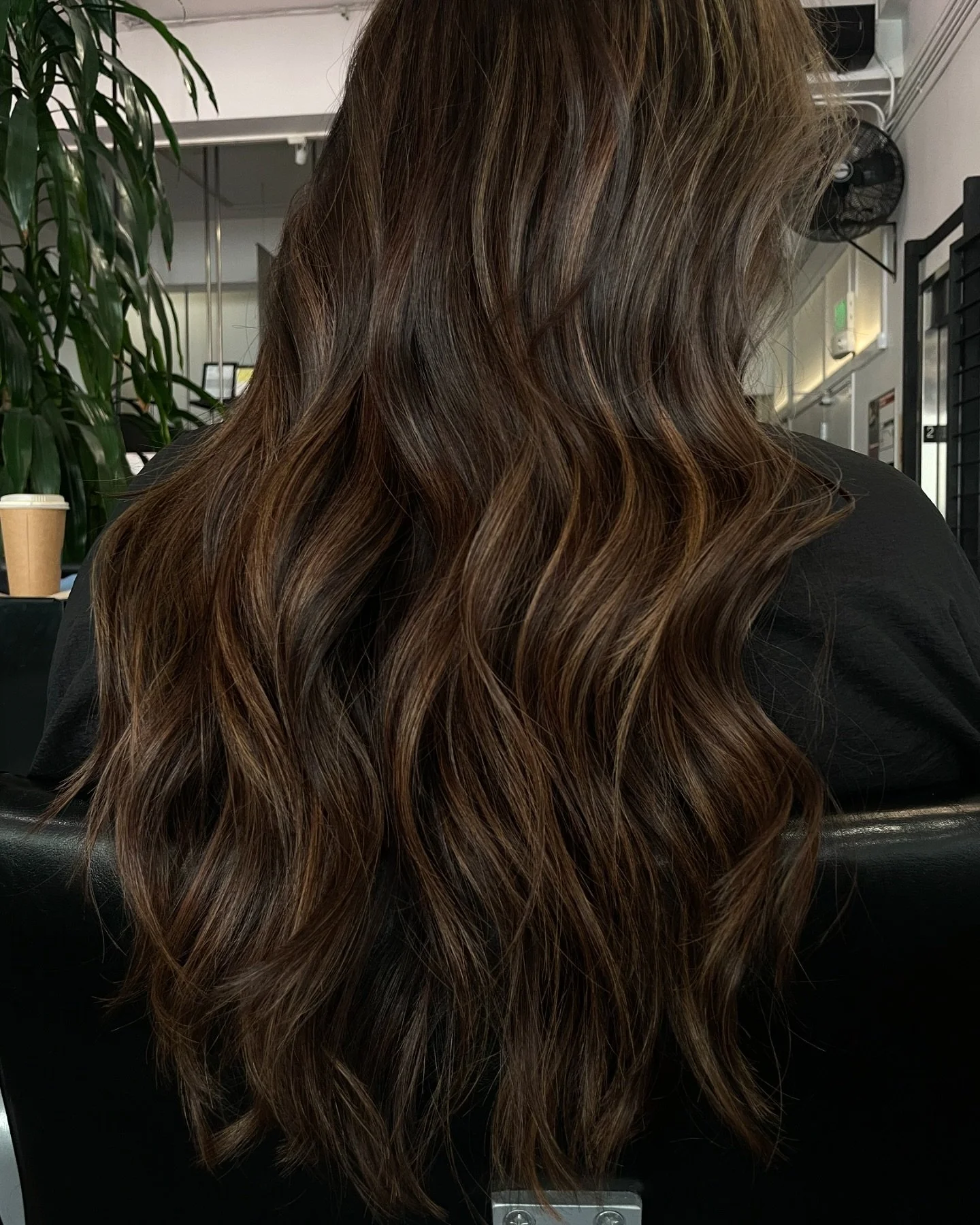 BOO 👻It&rsquo;s Brunette szn🤎🍂🍷🍁🐻 I&rsquo;ve been doing lived-in brunette and dimensional colors A LOT since October. Yess I definitely feel holidays are coming!! 
&bull;
&bull;
What I did is that to cover grey hair, highlights&amp; lowlights a