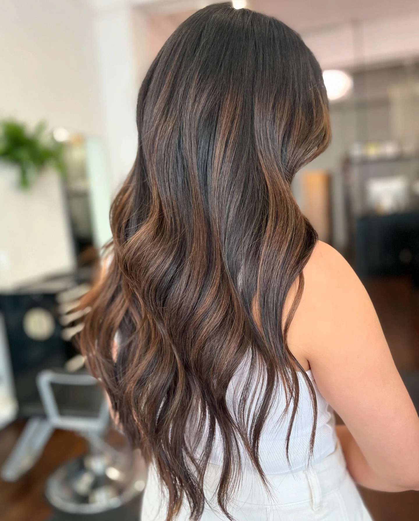 Get her refresh chocolate brown🍫🤎 for summer and long-layered haircut✨  #brunette 
&bull; 
&bull;
&bull;
&bull;
&bull; 
#expensivebrunette #lowmaintenancehair #livedinhaircolor #livedinhair #brunettebalayage #dimensionalbrunette #chocolatebrownhair