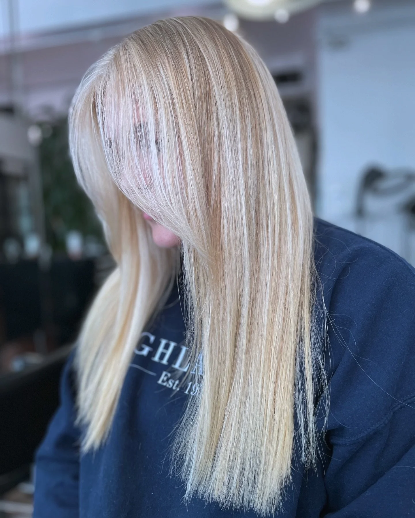 Blonde highlights blend seamlessly with her natural base ✨🌴🌊#summerblonde #vacationmode 

-babylights&amp;balayage 
-no root smudge 
-haircut✂️
&bull;
&bull;
&bull;
#sfhairstylist #sfhairsalon #blondespecialists #blondeinspo #coolblonde #seamlessbl