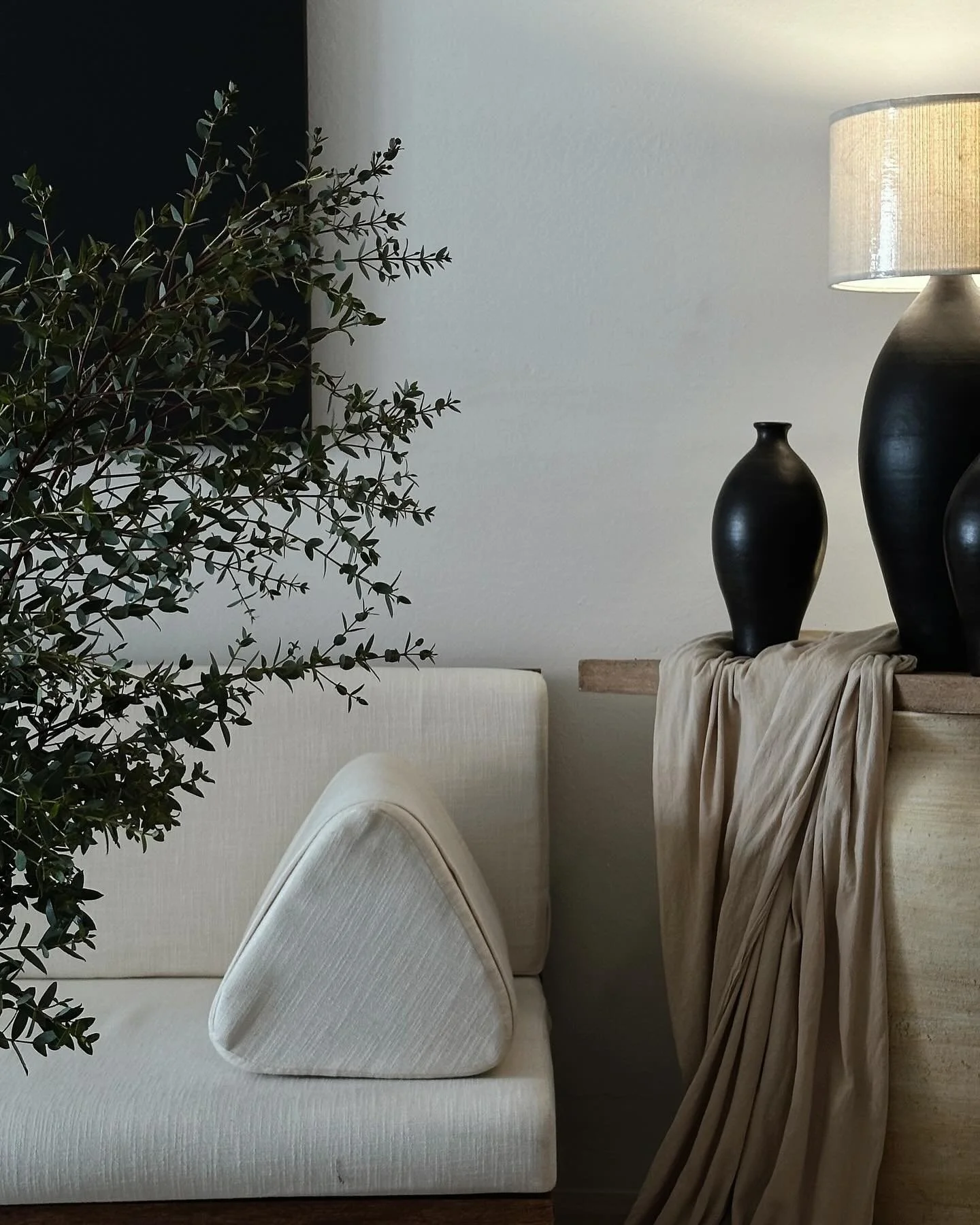Evening mood
.
.
.
.
#homedecor #interiordesign #interiorinspiration #interiorstyling #designstudio #homeinterior #bohochic #vintage #vintagefinds #minimalistdesign #minimalismdecor #kohphangan #islandvibes