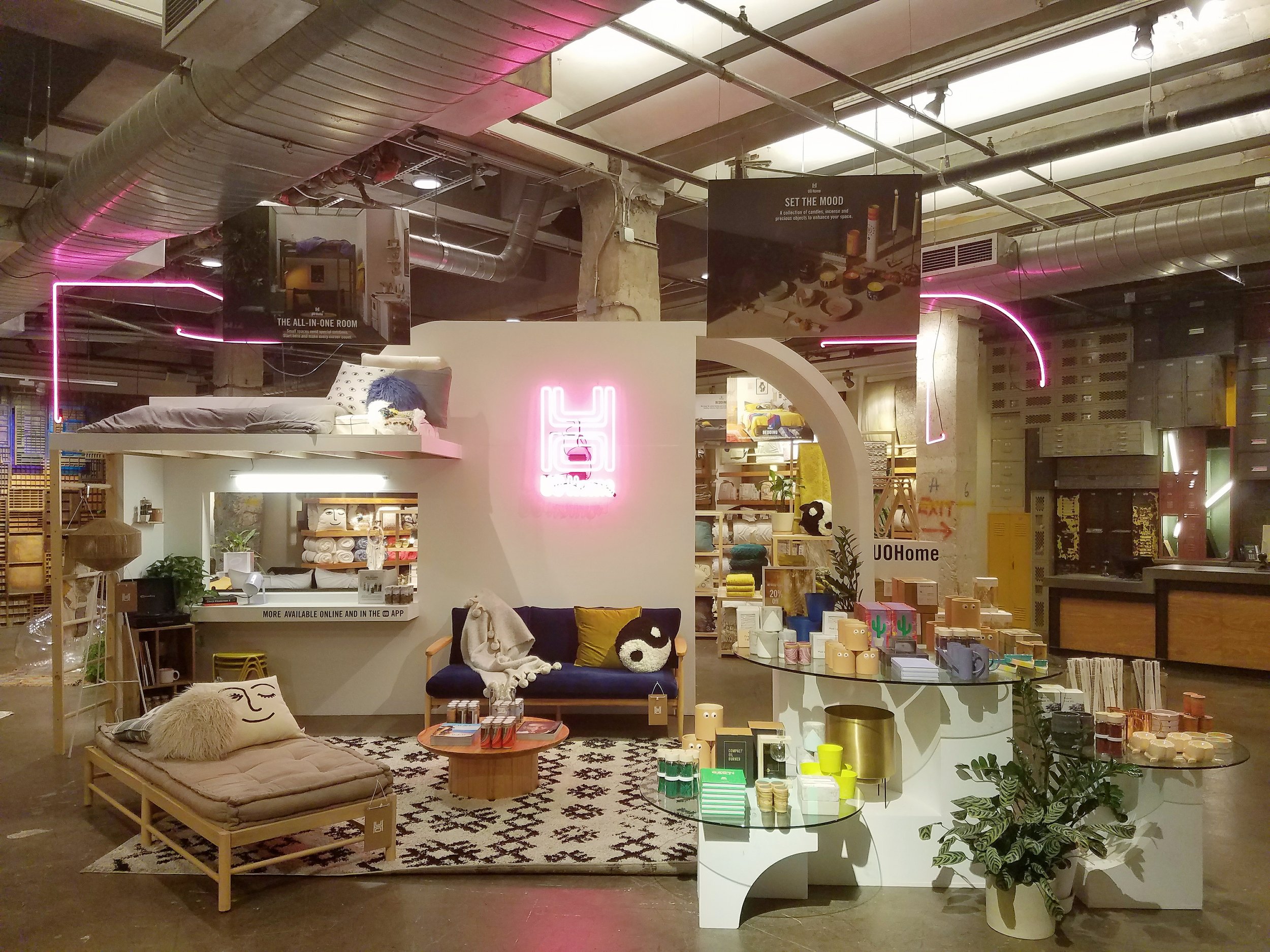 Home Flagship Execution - Custom Room Environment & Fixtures
