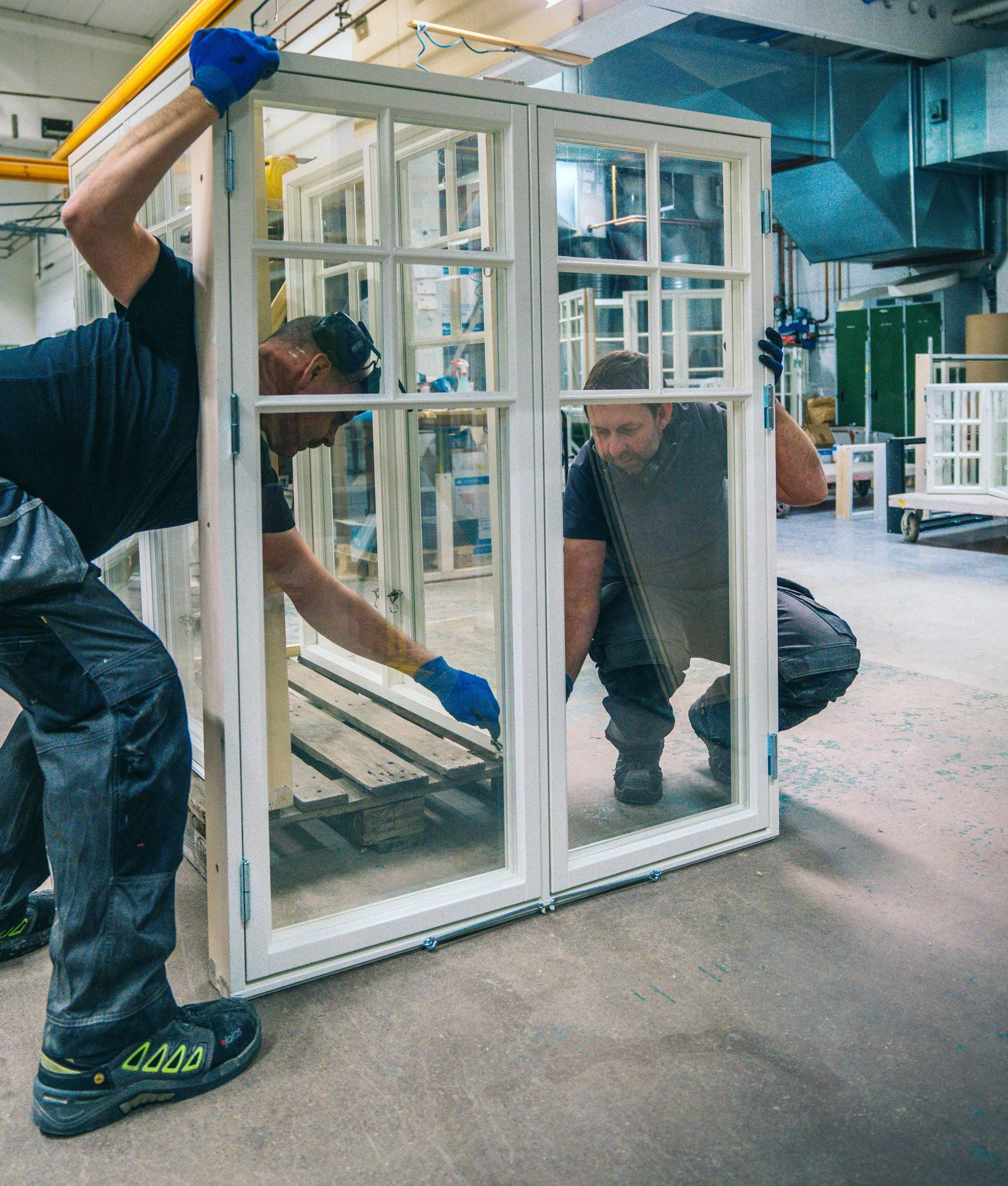 Färdiga fönster i fabriken