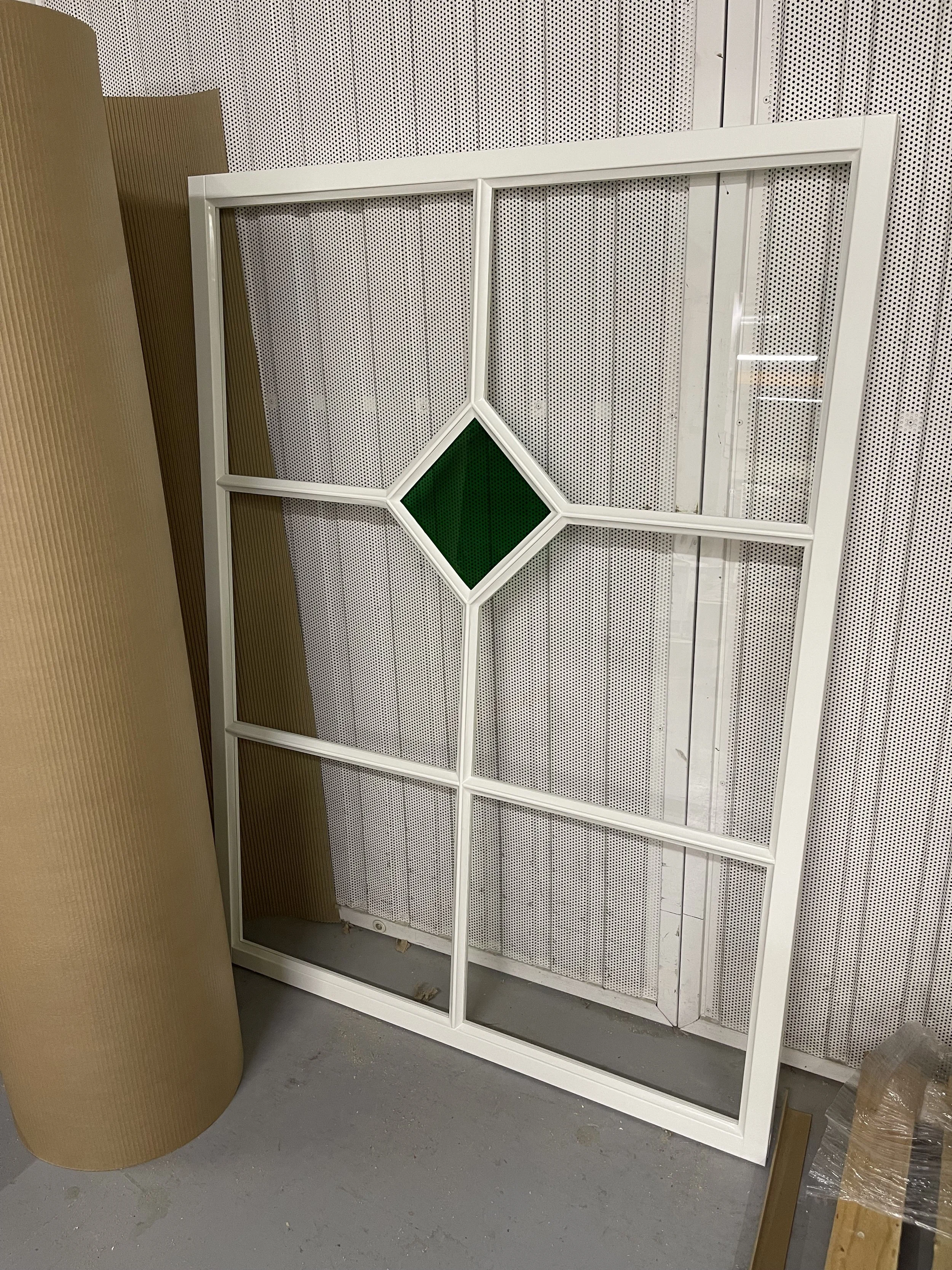 Fönster med romb spröjs och grönt glas