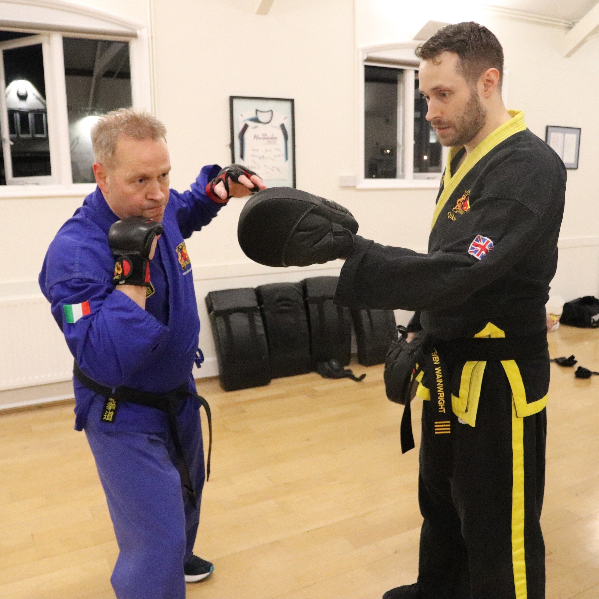 🥋👊 Outstanding class with Mr Paphitis in Harpenden yesterday, with Leadership students working hard to prepare for Sunday's grading in Welwyn Garden City. Techniques on Focus Mitts to start off with, more to come!

#qikwando #martialarts #parisibla