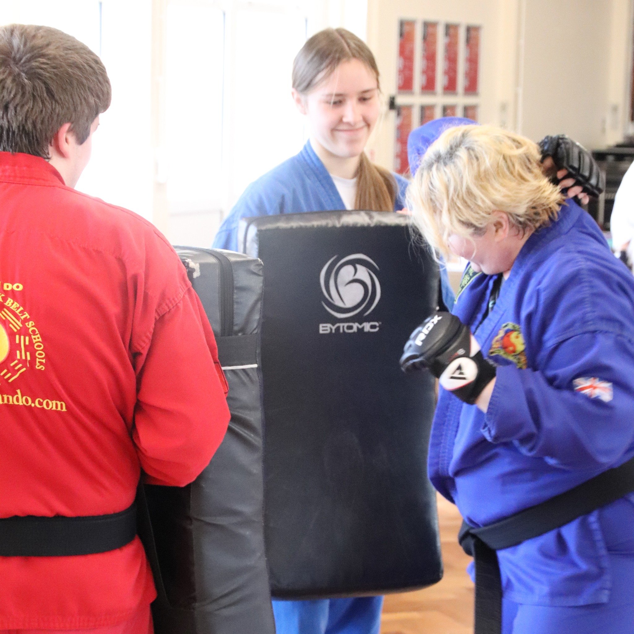 🥋👊 More from Bag Sparring at the Welwyn grading, with students at all levels doing a great job showing the strength and efficiency of their techniques.

#qikwando #martialarts #parisiblackbeltschools #blackbelt #selfdefence #fitness #goals #welwyng