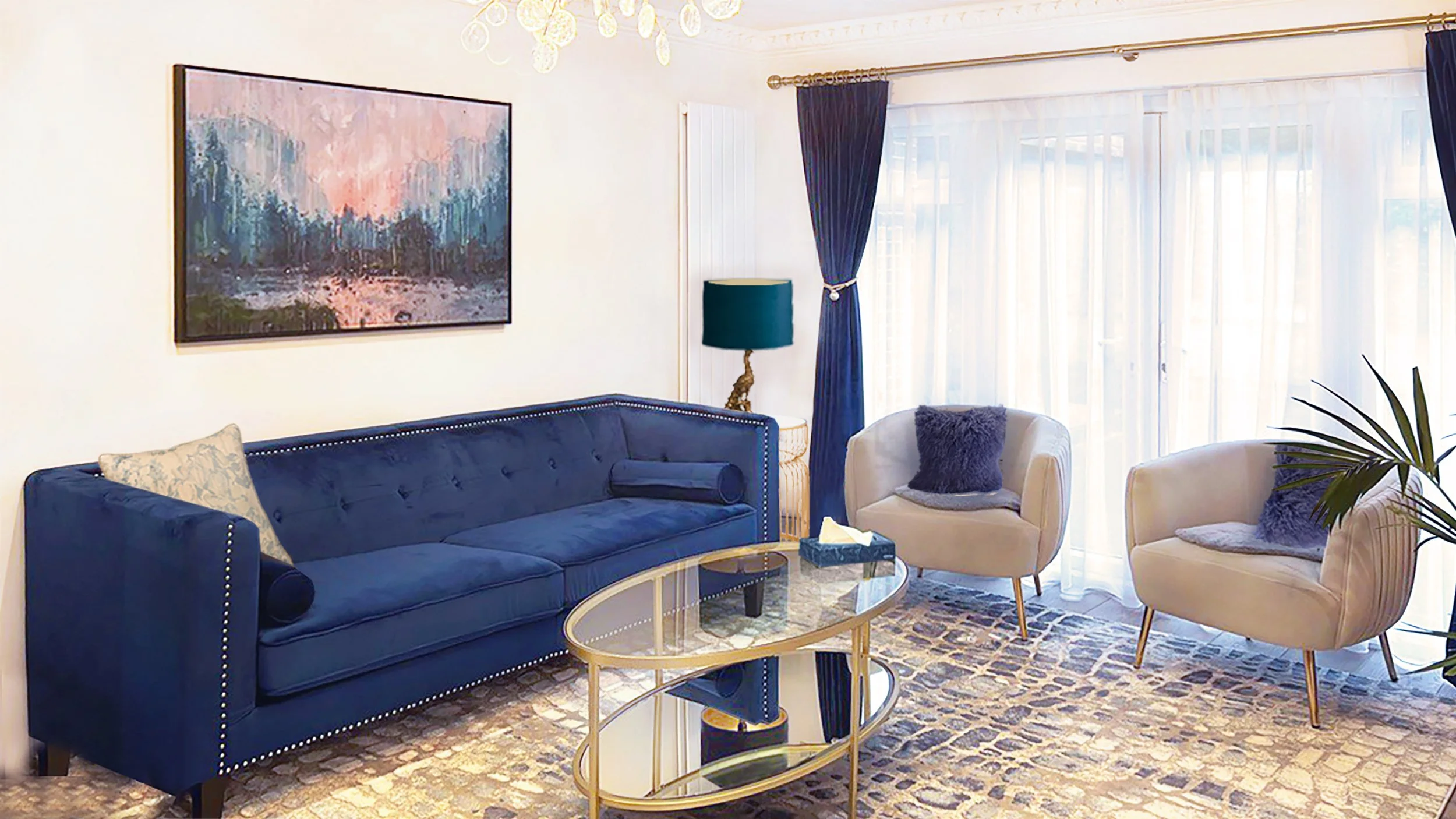 Ein Wohnzimmer mit blauer Couch, weißen und blauen Sesseln, einem gläsernen Couchtisch, Wandbild und Vorhängen.