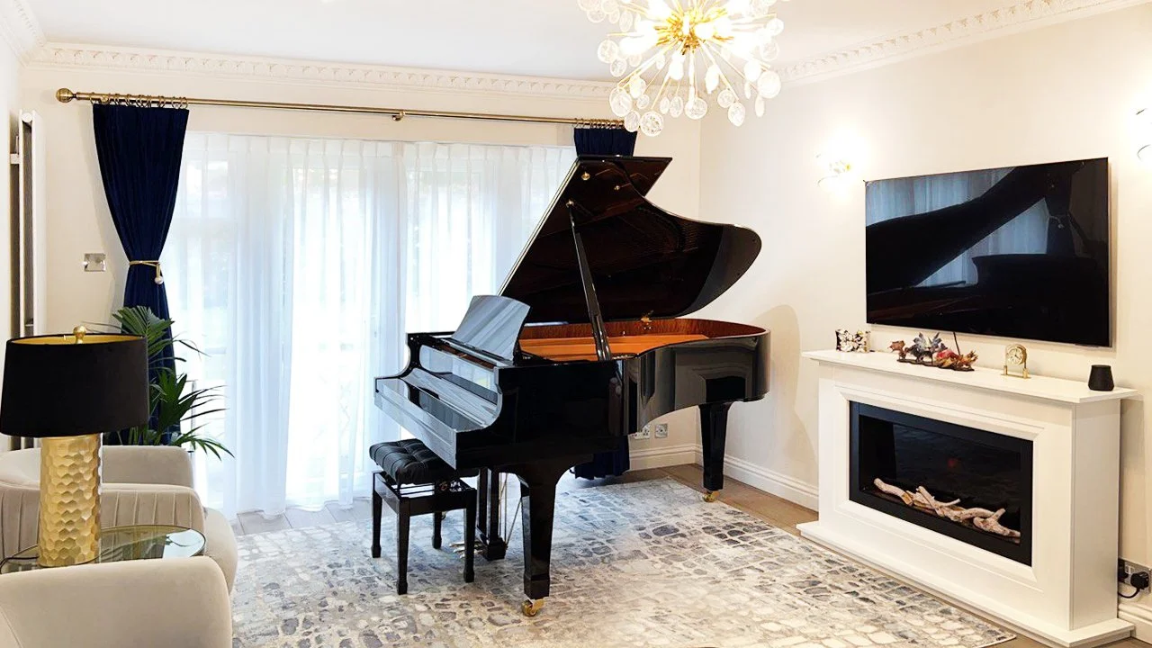 Ein stilvolles Wohnzimmer mit Klavier, Flachbildfernseher, Kamin, Gardinen, moderner Beleuchtung und gemütlicher Atmosphäre.