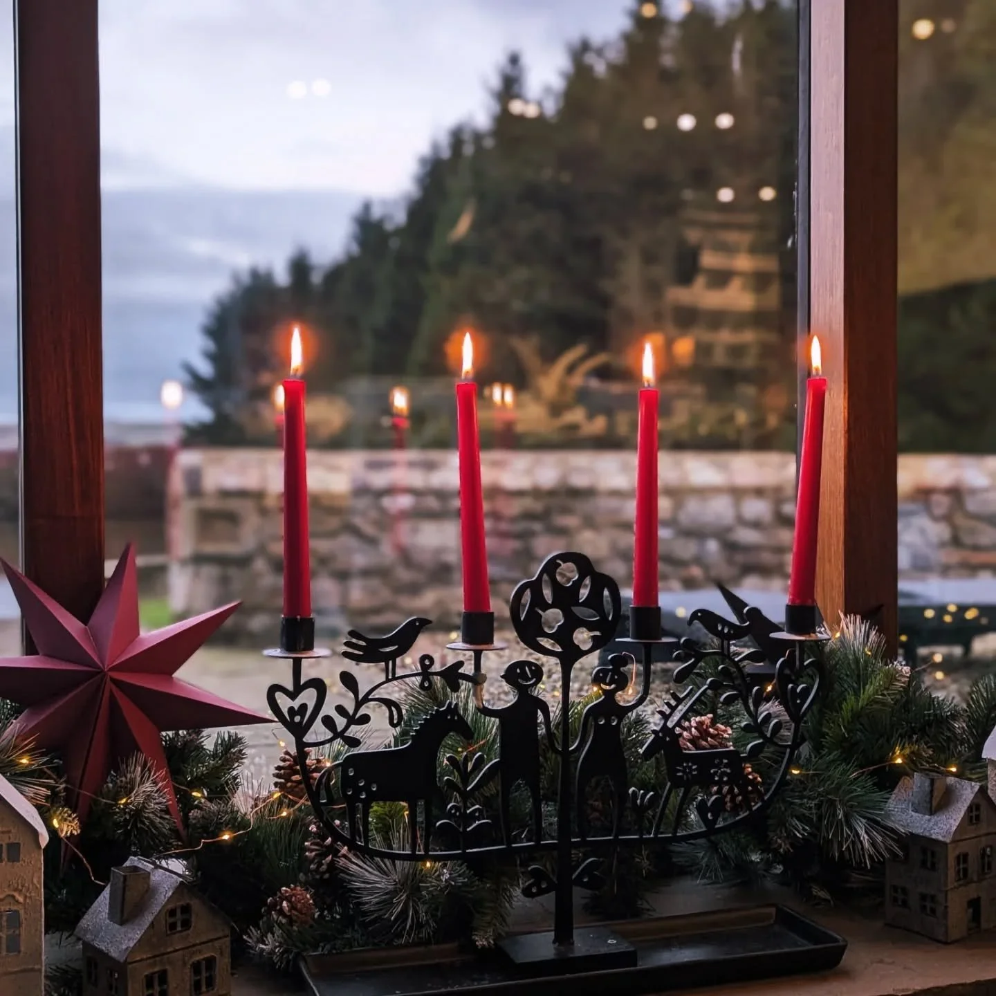 ✨ The most magical season of the year is nearly here! ✨
Christmas week is fully booked and New Year’s Eve week is filling fast… but there’s still time to experience the magic of Laythams this festive season.
Think cosy log fires,