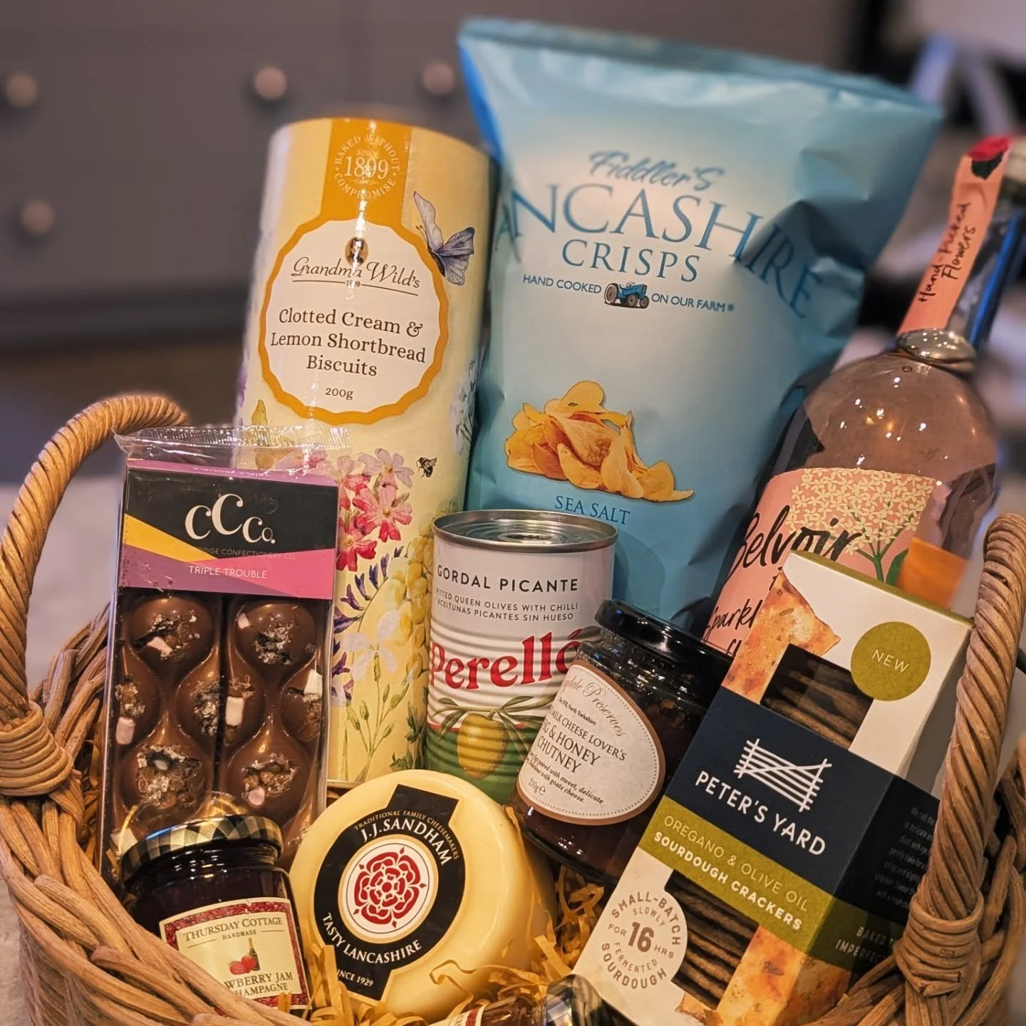 It&rsquo;s all in the details.... At Laythams Lakehouse 

From the moment you arrive, you&rsquo;re welcomed with thoughtful touches and a little luxury, from basket of local treats, bespoke flowers arrangement, to indulgent bath oils and salts waitin