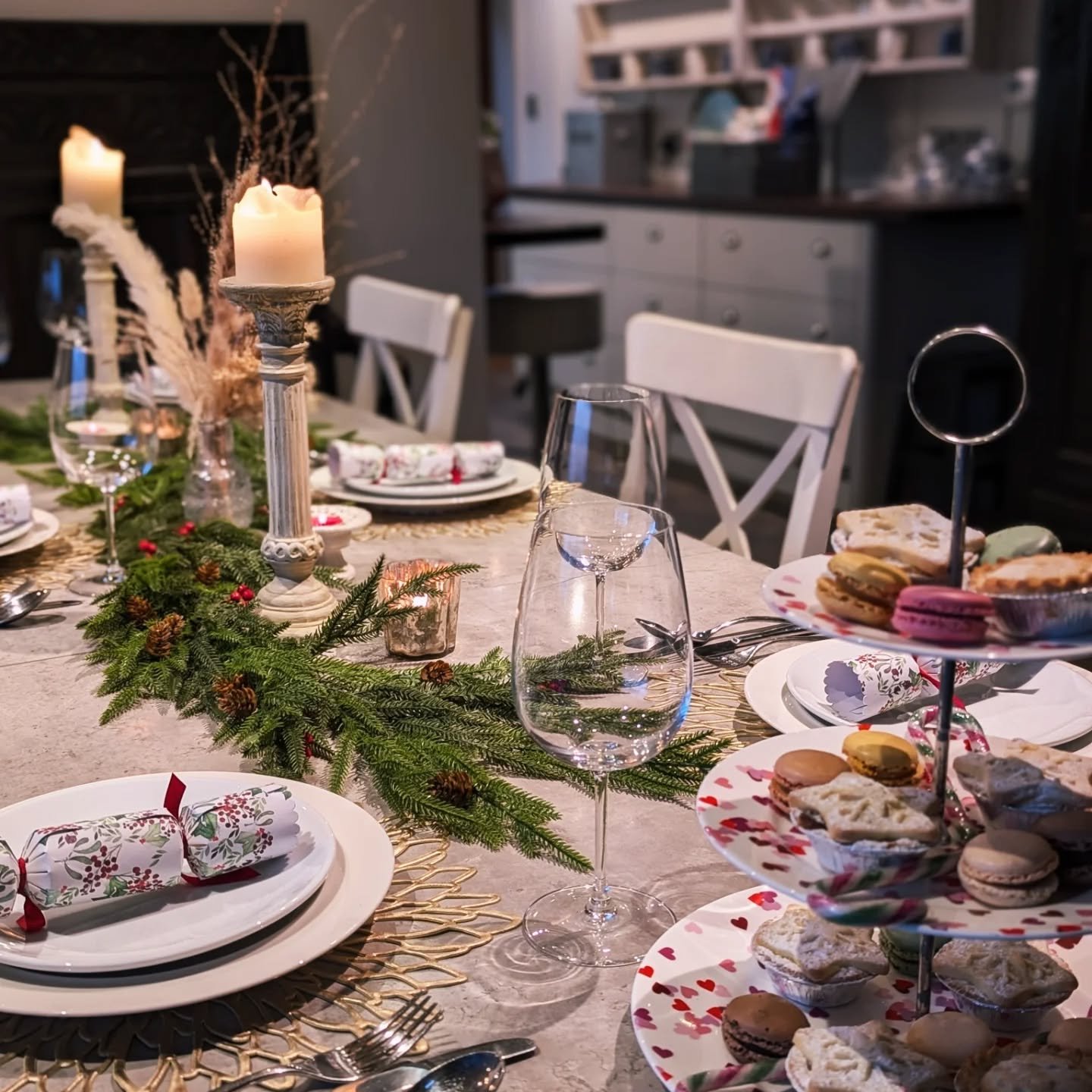 ✨ Cosy Christmas stays at Laythams ✨

We&rsquo;re getting ready to deck the halls and bring the season to life&hellip; 

Think crackling fires, bubbling hot tubs, board games and laughter that lasts late into the night. Wander through the Forest of B