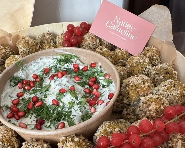 croquette végétale et crème aux herbes fraiches disposées en box en bois pour un buffet d'entreprise