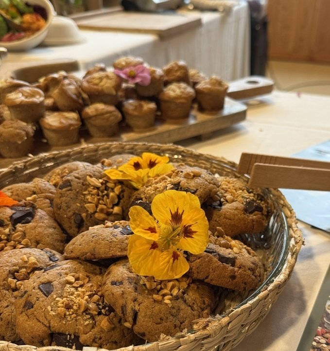 plateau de cookie et muffin sur planche bois