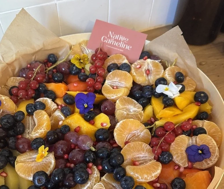 plateau de fruits tranchés dans une boite bois et carte de visite Native Cameline
