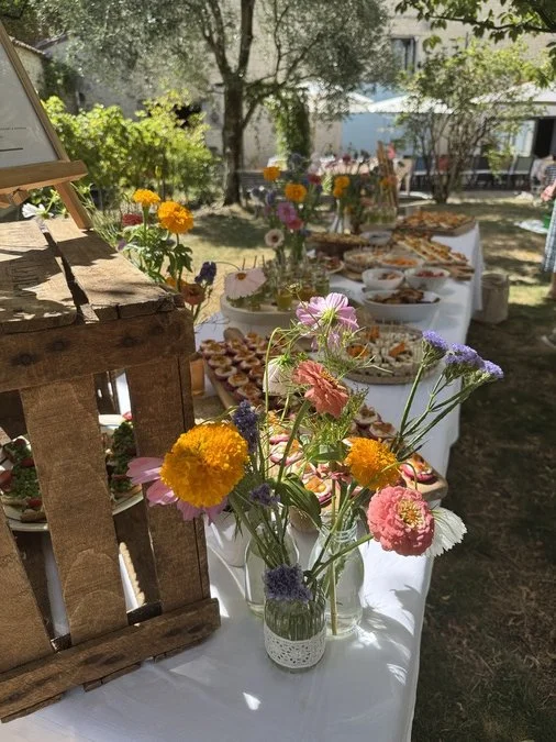 Buffet fleuris cuisine végétarienne dans un jardin