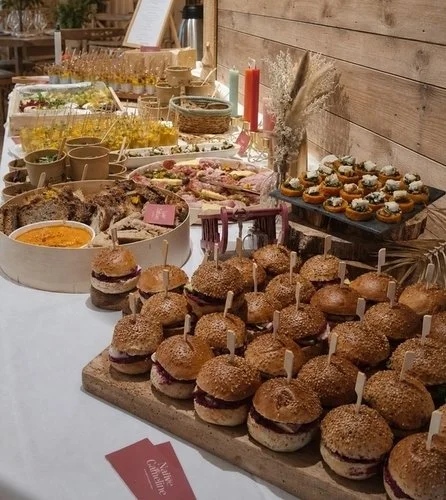 buffet avec différents plats genre burger pour un séminaire d'entreprise et carte de visite Native Cameline