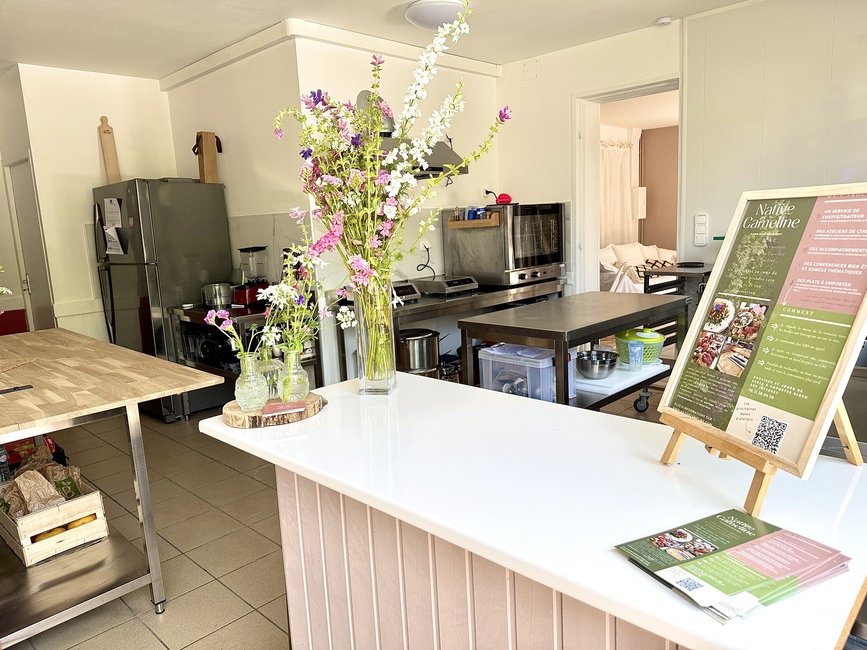 local traiteur avec compteur accueil vase de fleurs îlot bois pour atelier plus équipement cuisine