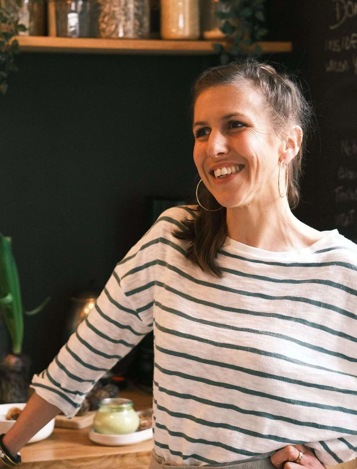 portraite de femme dans une cuisine