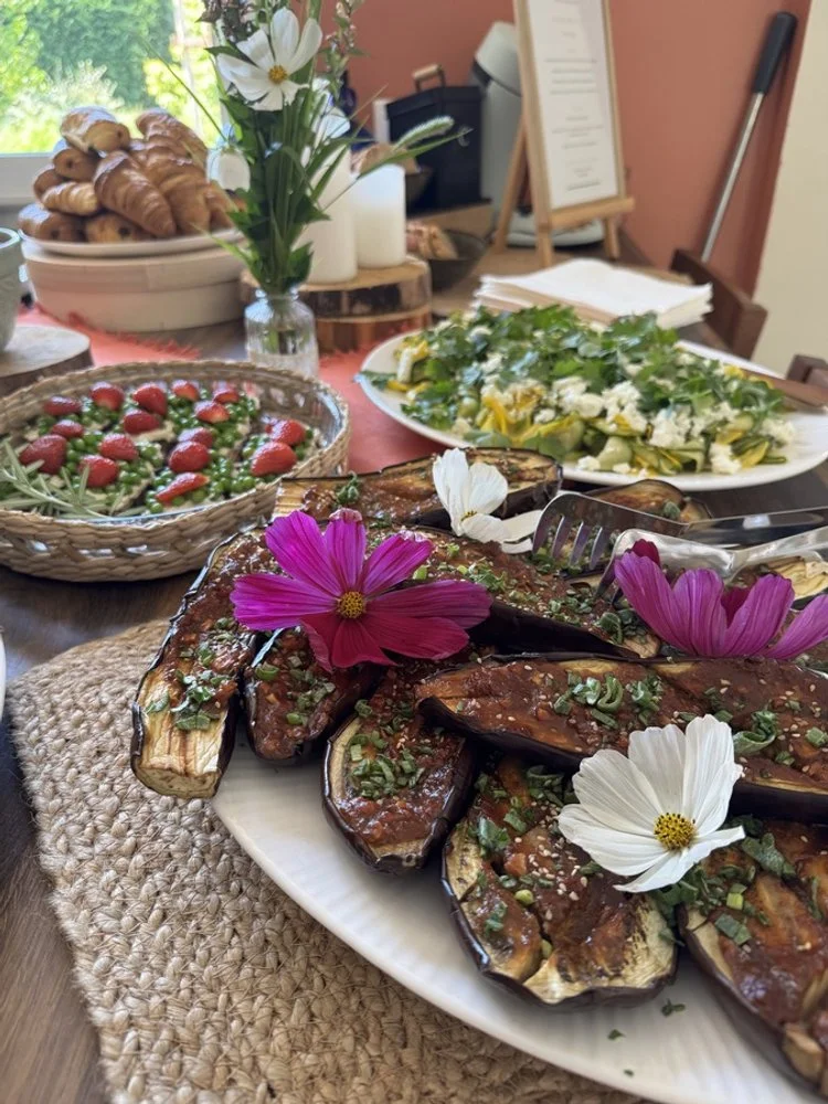 plats végétaux disposés sur un comptoir de cuisine colorés et fleuris