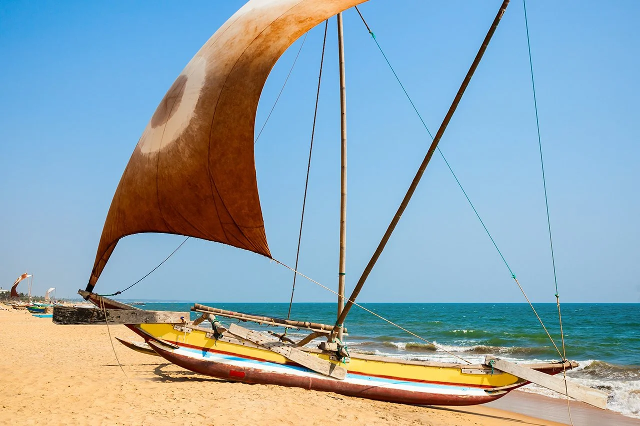 Katamaran am Strand von Negombo