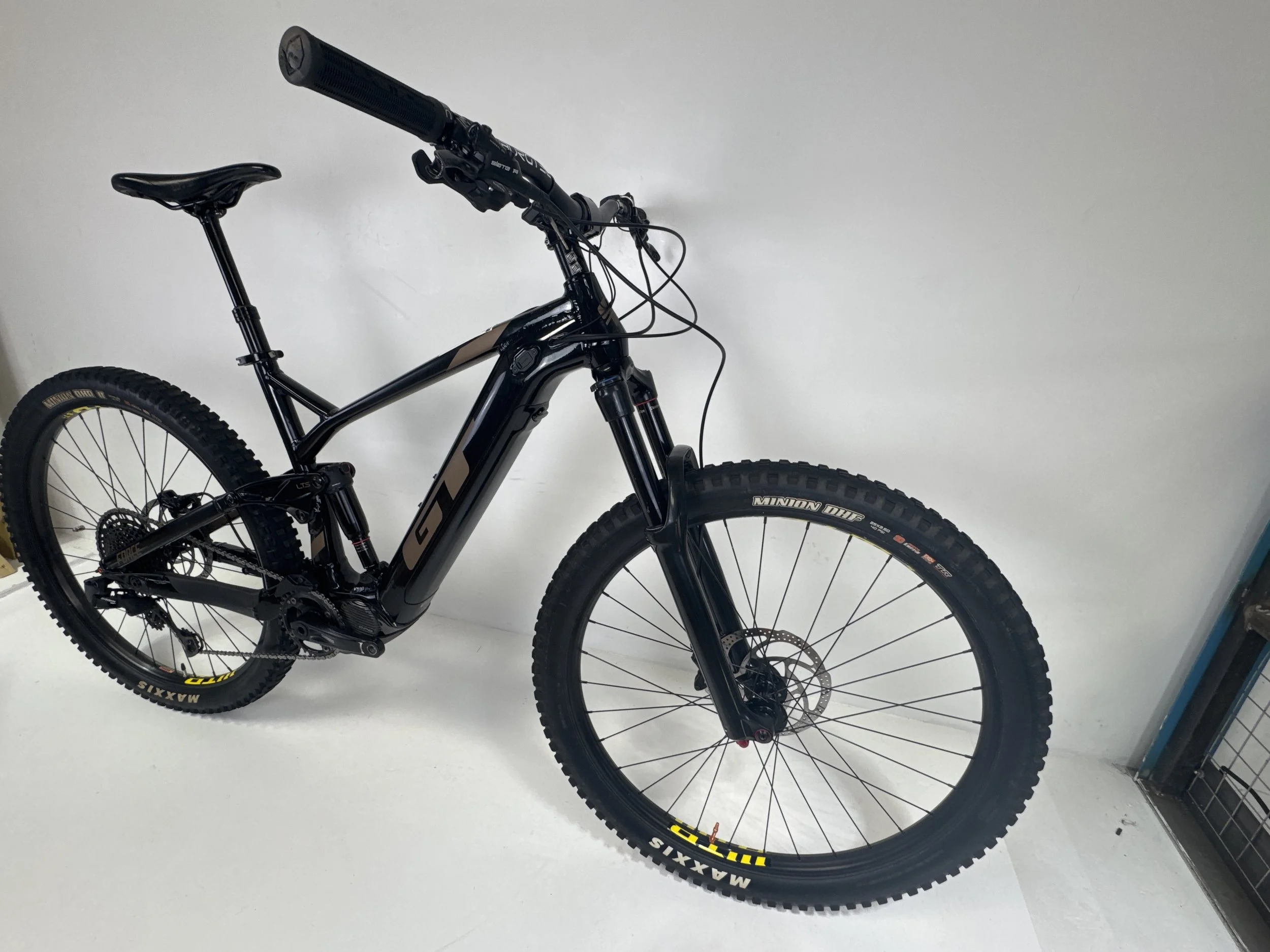 3_260 - 03 Drive Side Front Quarter.jpg