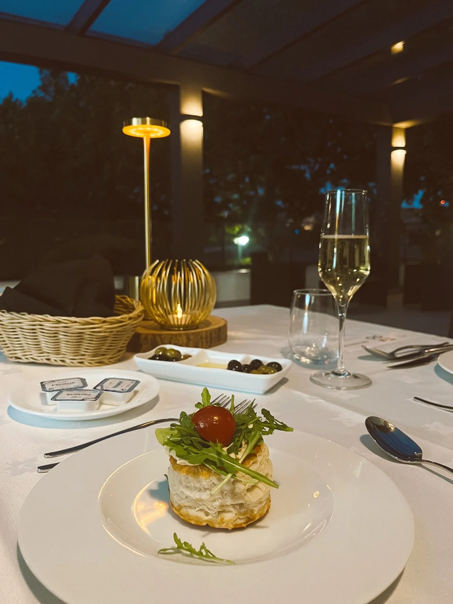 &spades;️ Num ref&uacute;gio entre as &aacute;rvores enquanto a noite desce devagar&hellip; ⏳🌙✨🌳

Esperamos por si!

𝐈𝐧𝐟𝐨𝐫𝐦𝐚𝐜̧𝐨̃𝐞𝐬 𝐞 𝐑𝐞𝐬𝐞𝐫𝐯𝐚𝐬:
📞 932 302 462
✉️ reservas@sohomafra.com
📍 Rua Principal, n.&ordm; 10, Ervideira - E