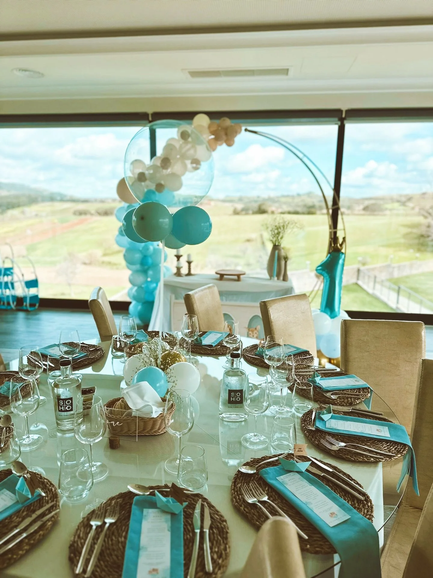 &spades;️ O azul pousado sobre a mesa como se o c&eacute;u limpo, por momentos, tivesse pedido licen&ccedil;a para entrar 💙✨

𝐈𝐧𝐟𝐨𝐫𝐦𝐚𝐜̧𝐨̃𝐞𝐬 𝐞 𝐑𝐞𝐬𝐞𝐫𝐯𝐚𝐬:
📞 932 302 462
✉️ reservas@sohomafra.com
📍 Rua Principal, n.&ordm; 10, Ervid