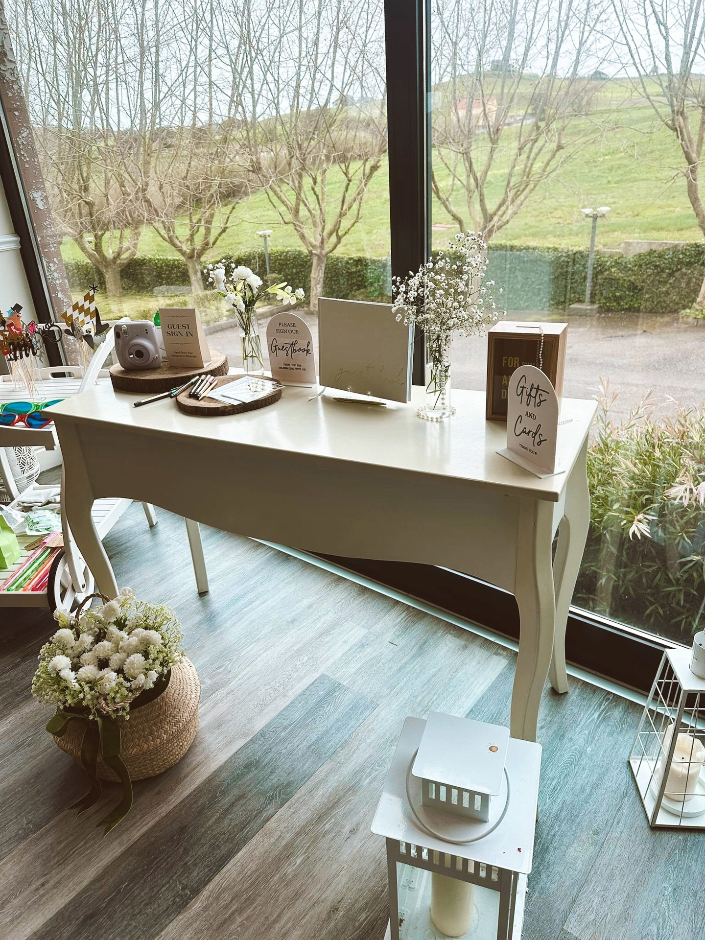 &spades;️ &hellip;E l&aacute; fora a paisagem observa tudo com a calma de quem sabe que alguns momentos merecem durar um pouco mais. 💍✨ 

𝐈𝐧𝐟𝐨𝐫𝐦𝐚𝐜̧𝐨̃𝐞𝐬 𝐞 𝐑𝐞𝐬𝐞𝐫𝐯𝐚𝐬:
📞 932 302 462
✉️ reservas@sohomafra.com
📍 Rua Principal, n.&ord