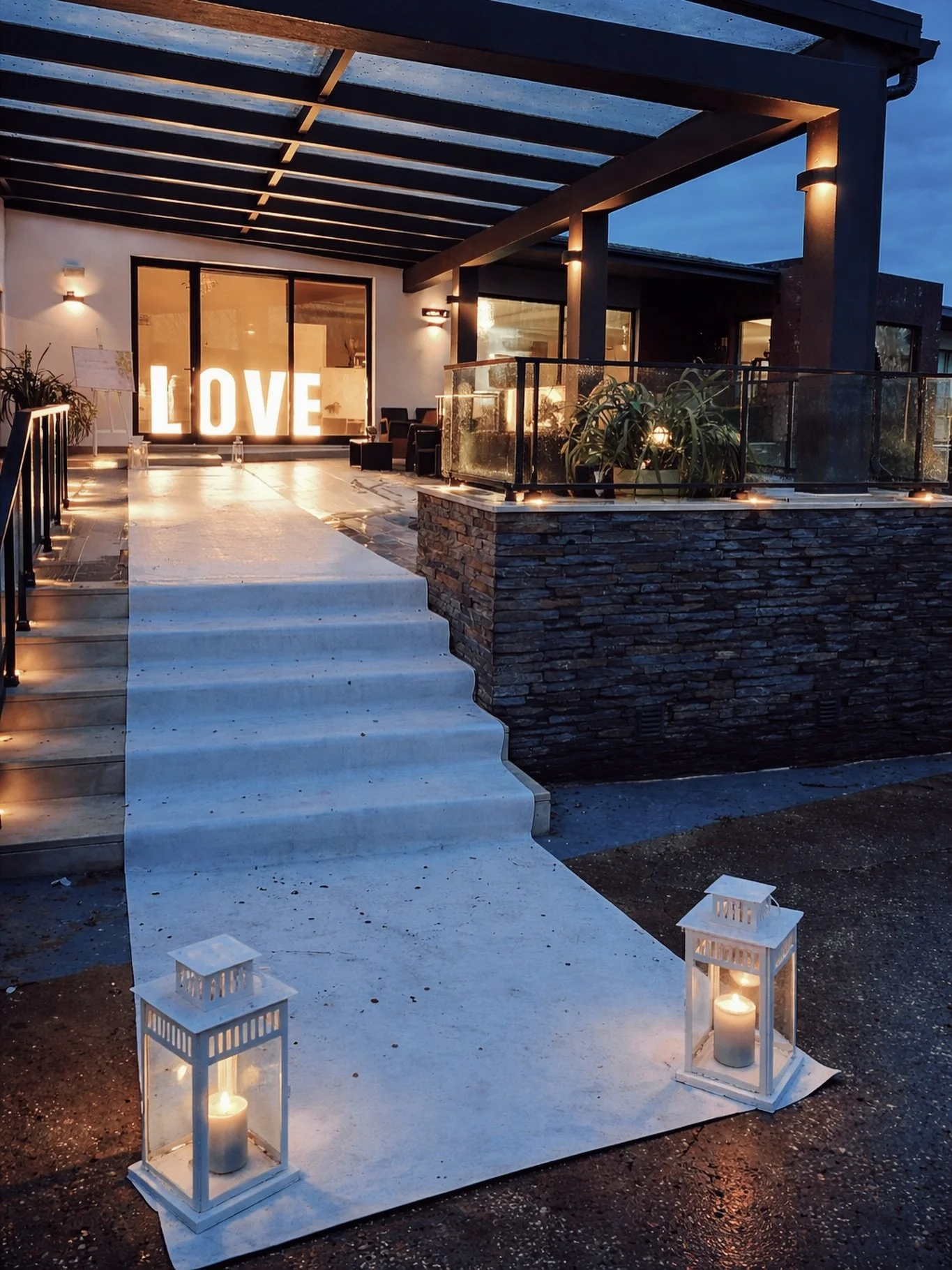 &spades;️ A quietude antes de tudo come&ccedil;ar. Um sil&ecirc;ncio bom e sempre iluminado ao detalhe! 💫

𝐈𝐧𝐟𝐨𝐫𝐦𝐚𝐜̧𝐨̃𝐞𝐬 𝐞 𝐑𝐞𝐬𝐞𝐫𝐯𝐚𝐬:
📞 932 302 462
✉️ reservas@sohomafra.com
📍 Rua Principal, n.&ordm; 10, Ervideira - Enxara do Bi