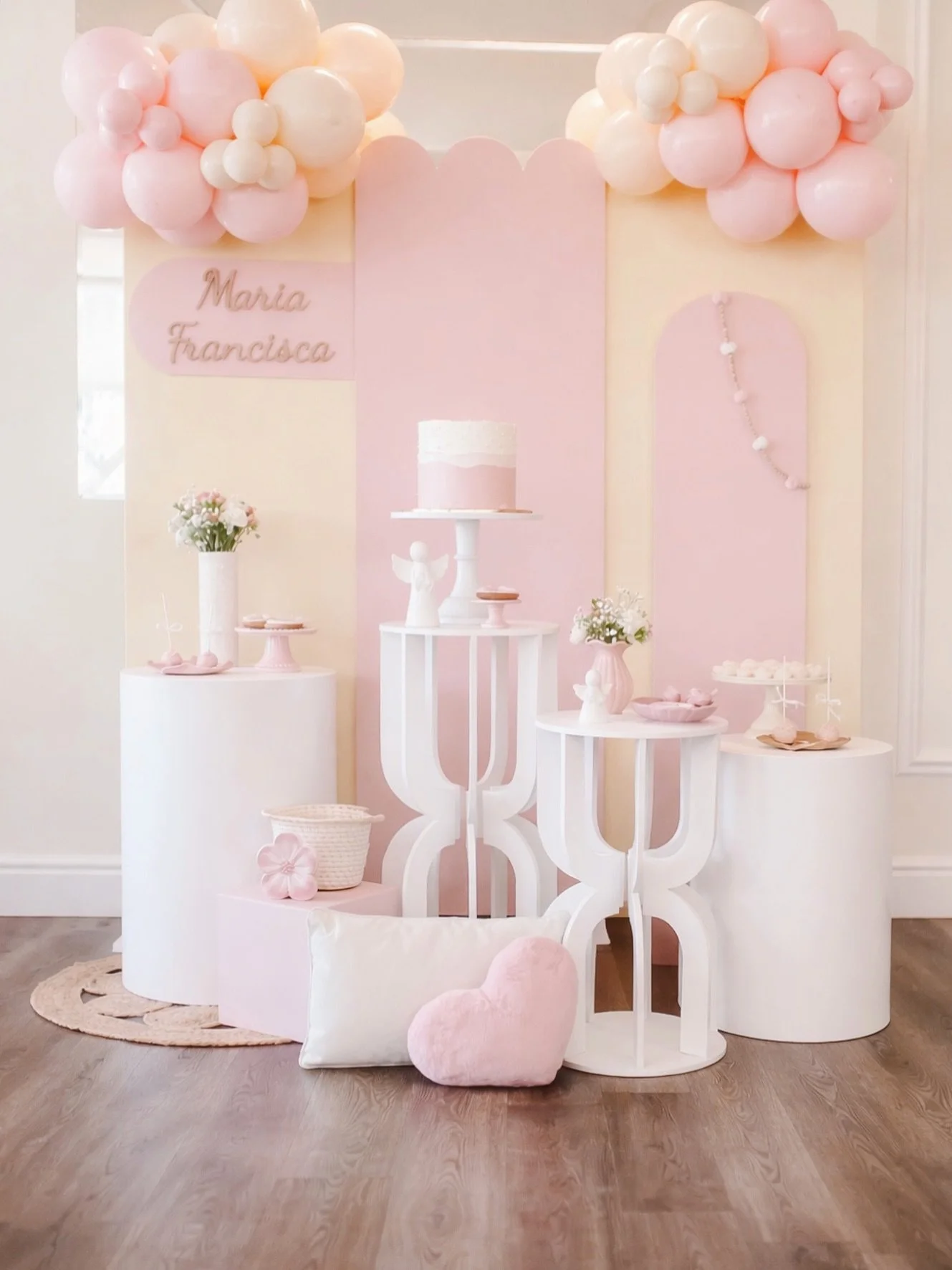 &spades;️ Hoje relembramos a decora&ccedil;&atilde;o maravilhosa do batizado da Maria Francisca pelas m&atilde;os incr&iacute;veis da @birdies_party 🌸💕👏

𝐈𝐧𝐟𝐨𝐫𝐦𝐚𝐜̧𝐨̃𝐞𝐬 𝐞 𝐑𝐞𝐬𝐞𝐫𝐯𝐚𝐬:
📞 932 302 462
✉️ reservas@sohomafra.com
📍 Rua