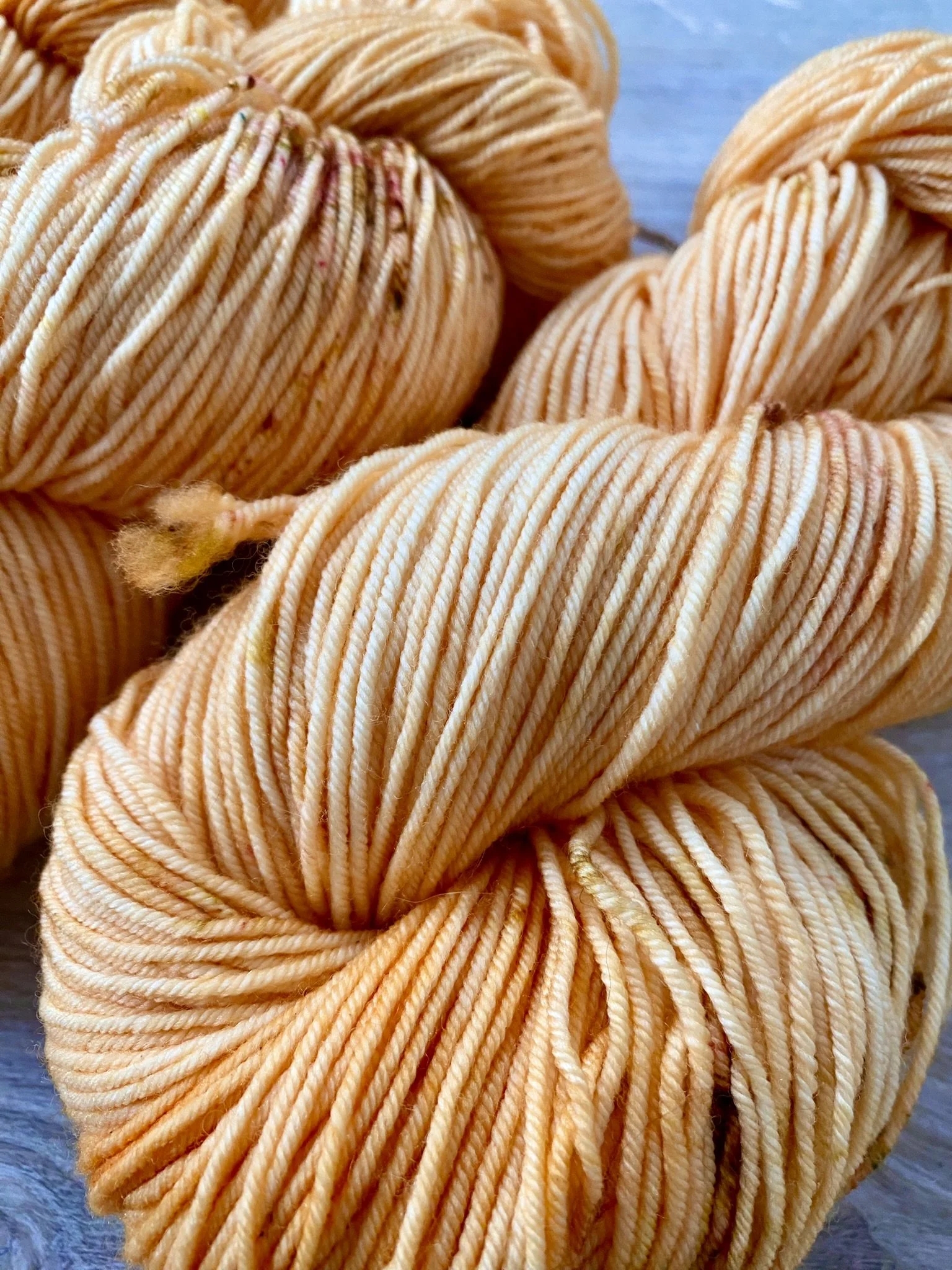 Apricot mit Sprenkel Leineschaf Garn