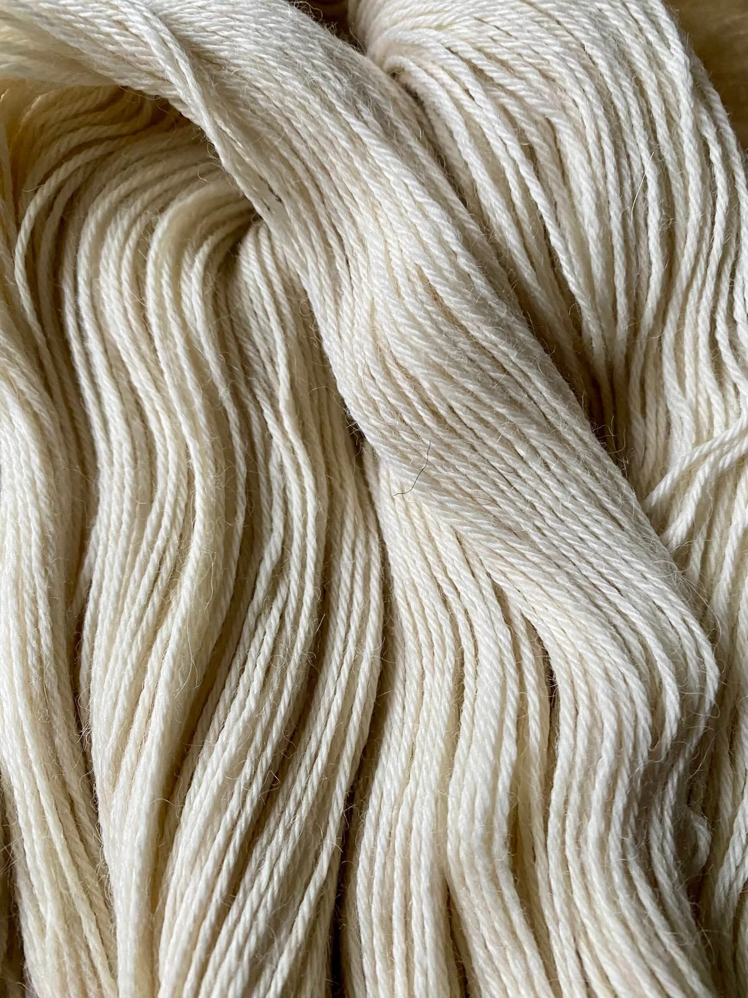 Nahaufnahme von weißen Garnfäden, die locker liegen.