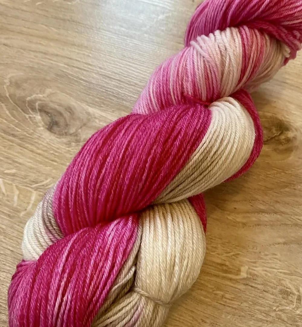 Himbeersoufflé handgefärbtes Garn