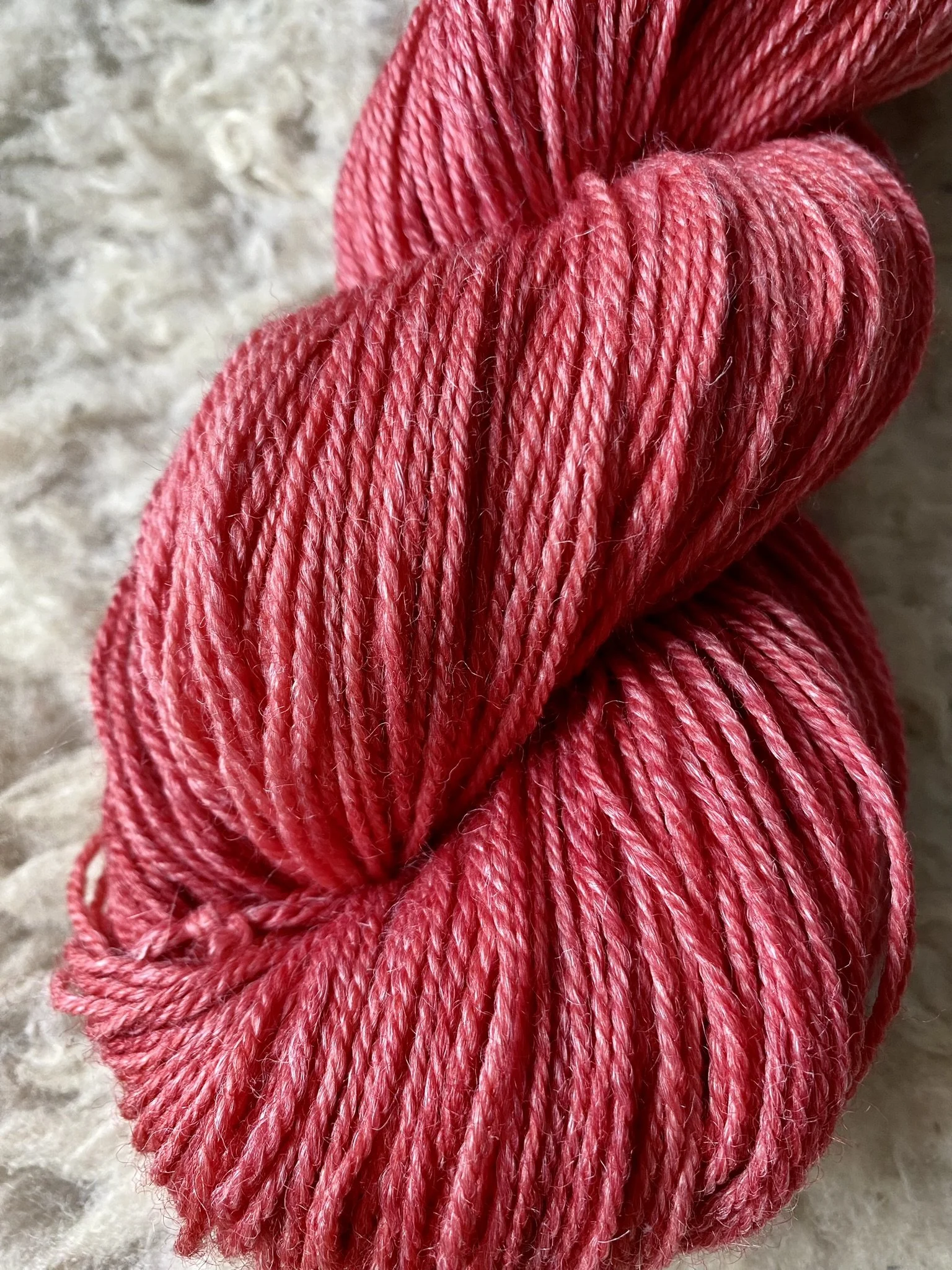 Rotpink handgefärbtes Garn