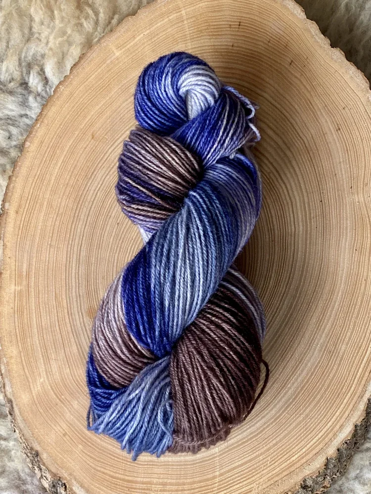 Flüsterblau handgefärbtes Garn