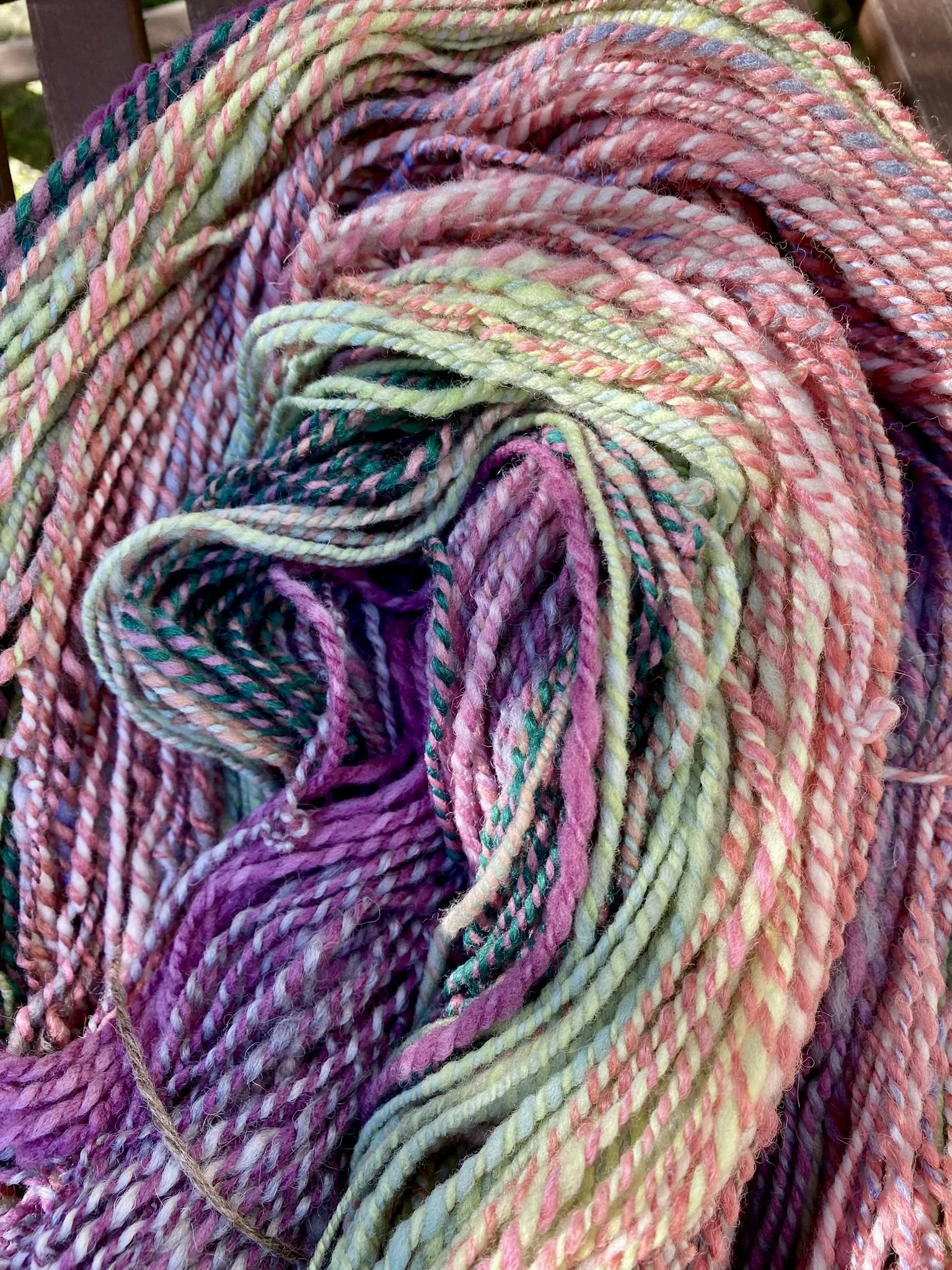 Handgesponnenes Garn Wilde Farben