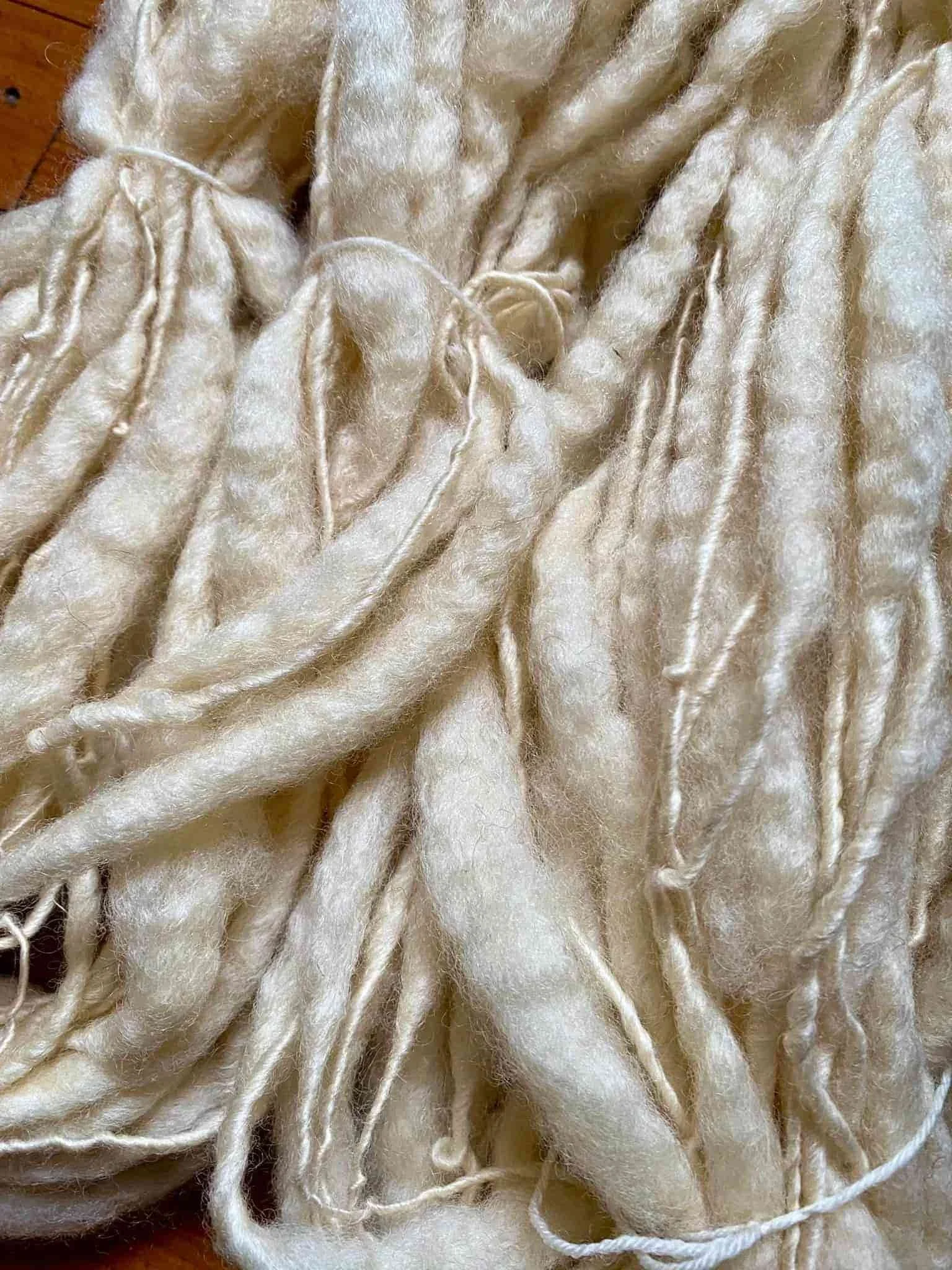 Nahaufnahme von weißen, Woll- oder Garnfäden, die locker und verstrickt sind.